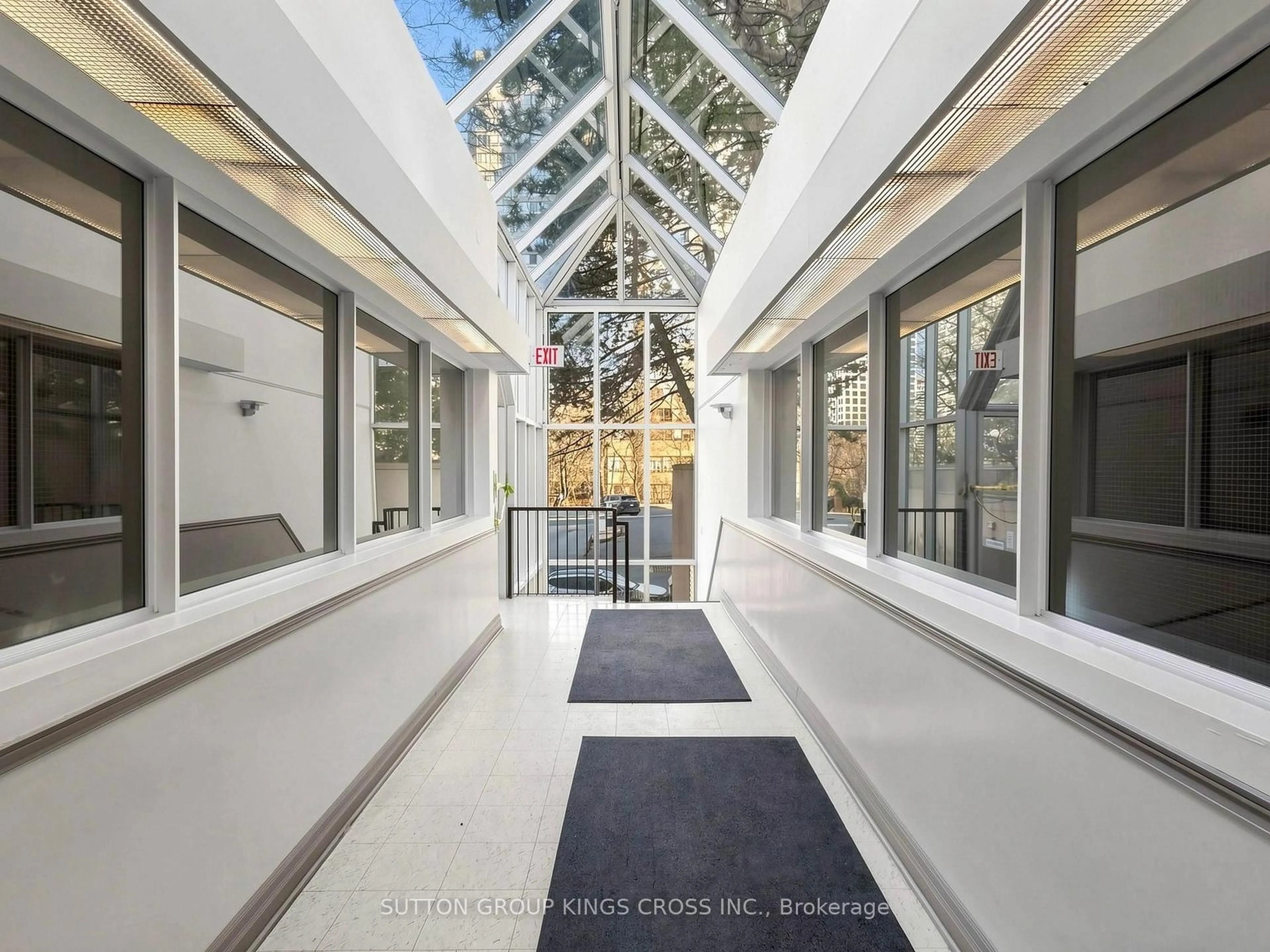 Indoor foyer for 265 Enfield Pl #706, Mississauga Ontario L5B 3Y7