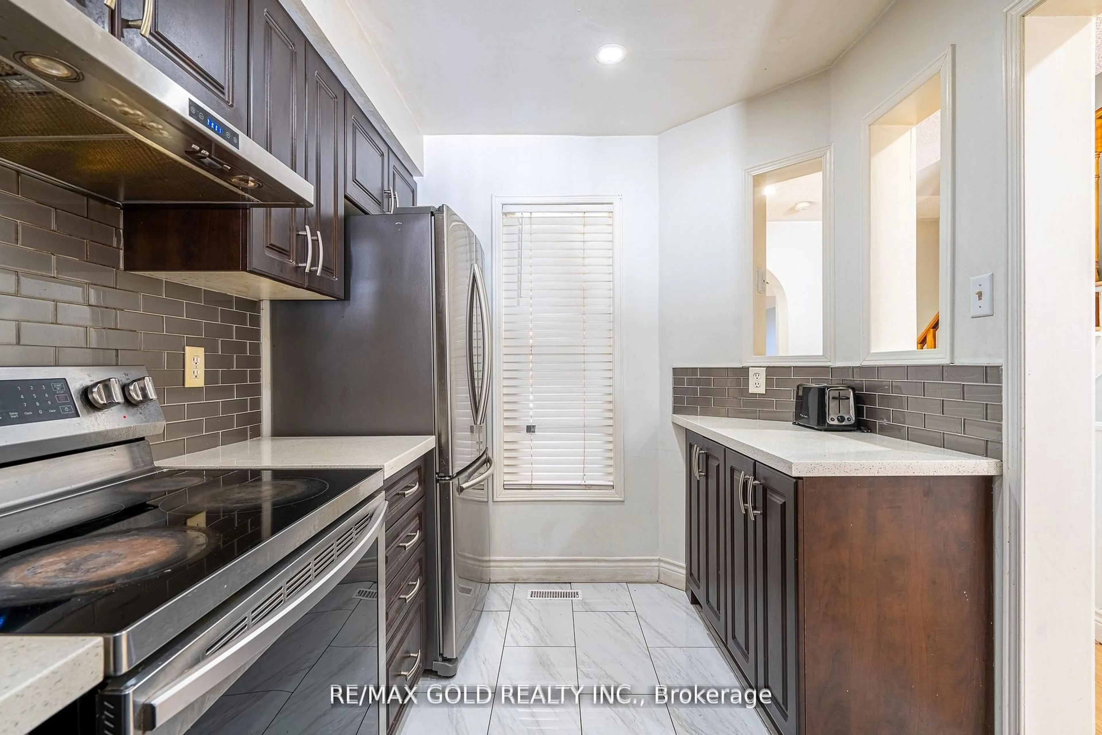 Standard kitchen, ceramic/tile floor for 25 Clover Bloom Rd, Brampton Ontario L6R 1R8
