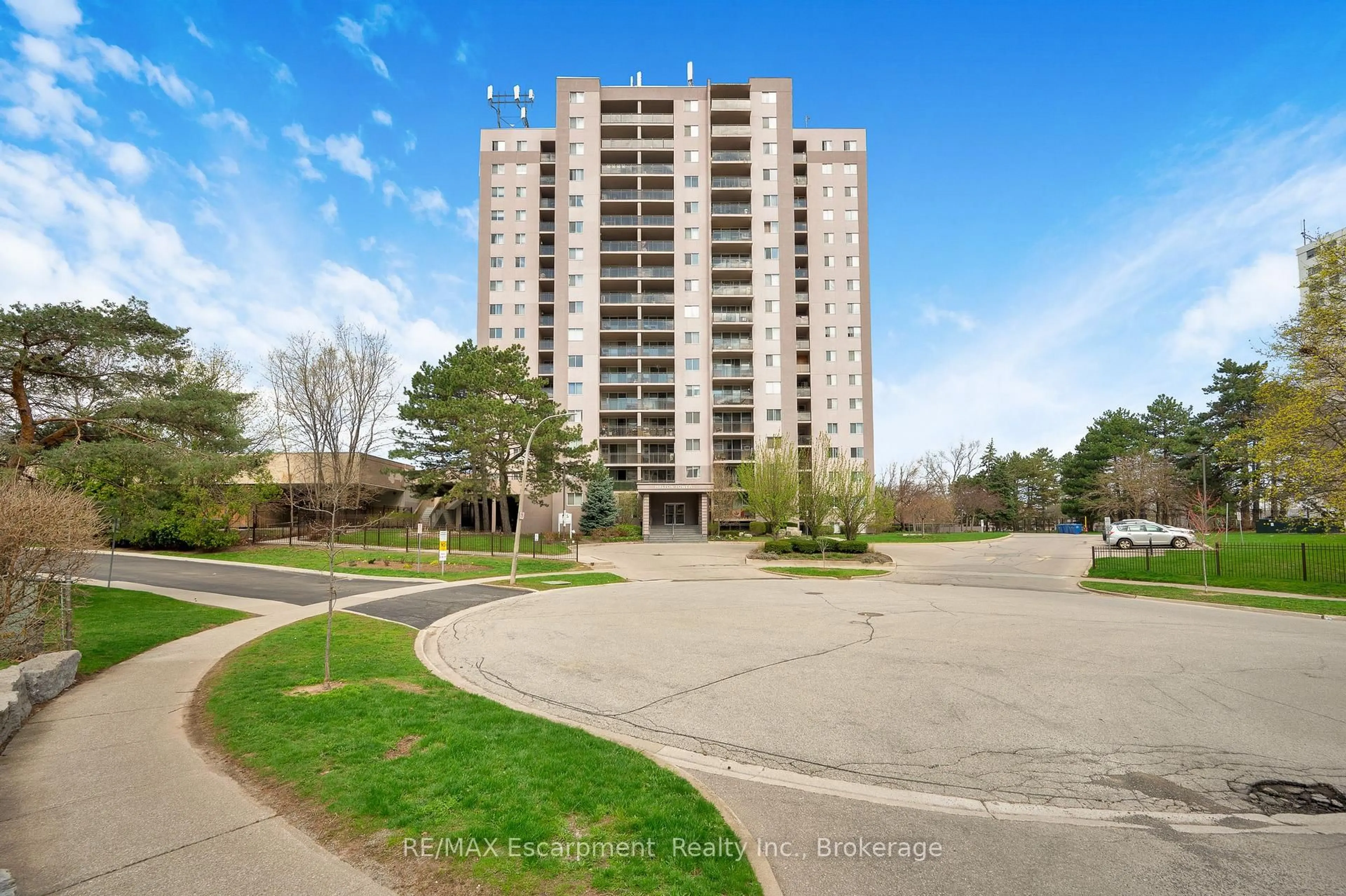 A pic from outside/outdoor area/front of a property/back of a property/a pic from drone, unknown for 975 WARWICK Crt #1501, Burlington Ontario L7T 3Z7