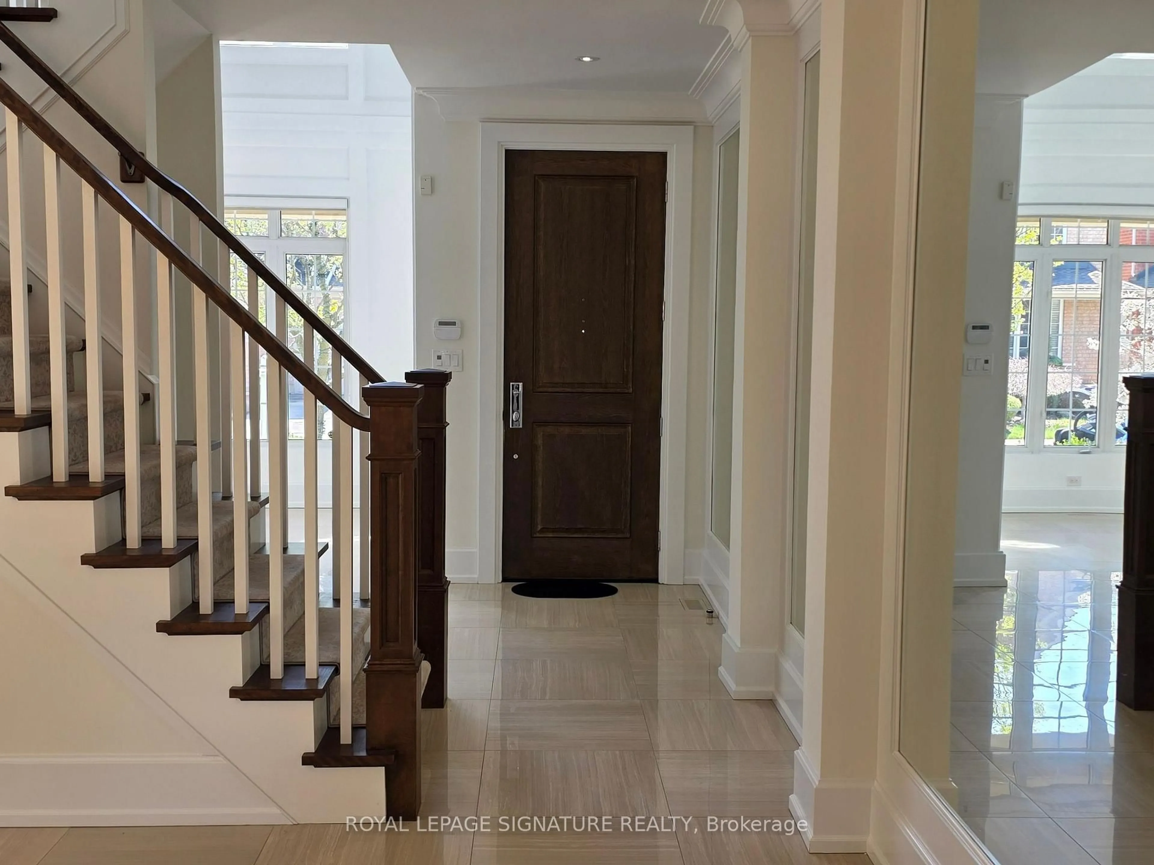 Indoor foyer for 2096 Newell Cres, Burlington Ontario L7L 7C2