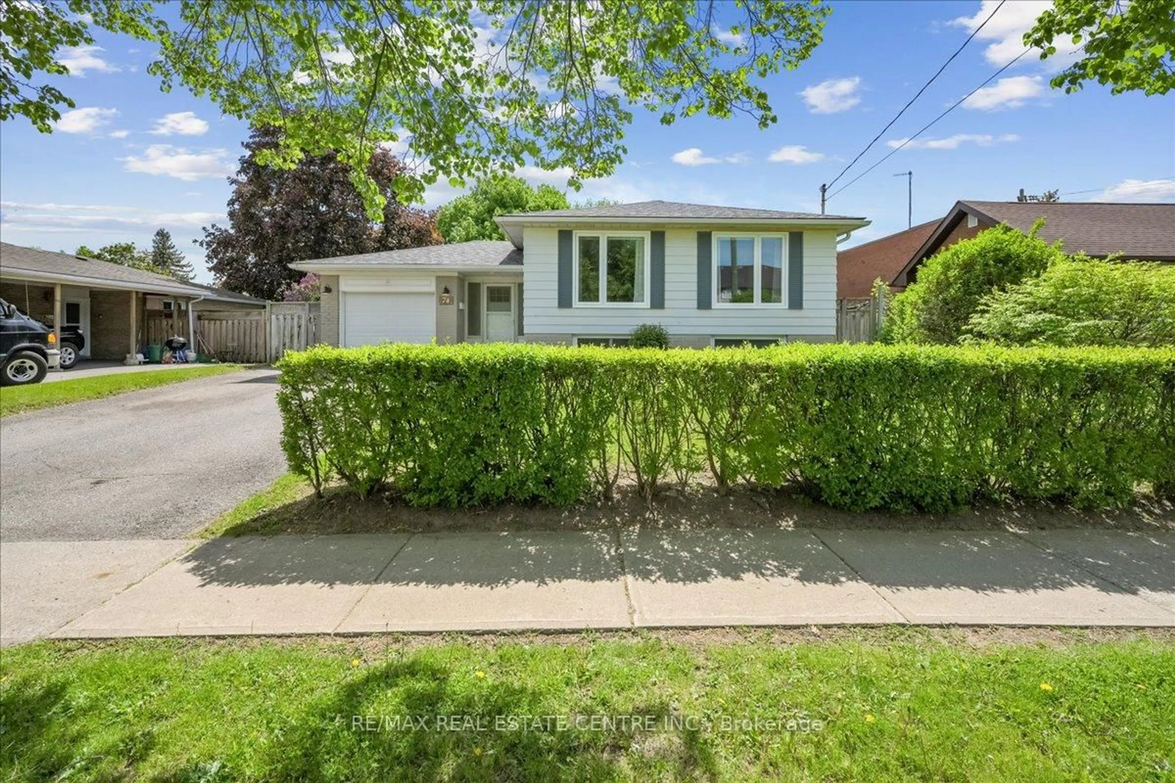 A pic from outside/outdoor area/front of a property/back of a property/a pic from drone, street for 74 Mountainview Rd, Halton Hills Ontario L7G 4K5