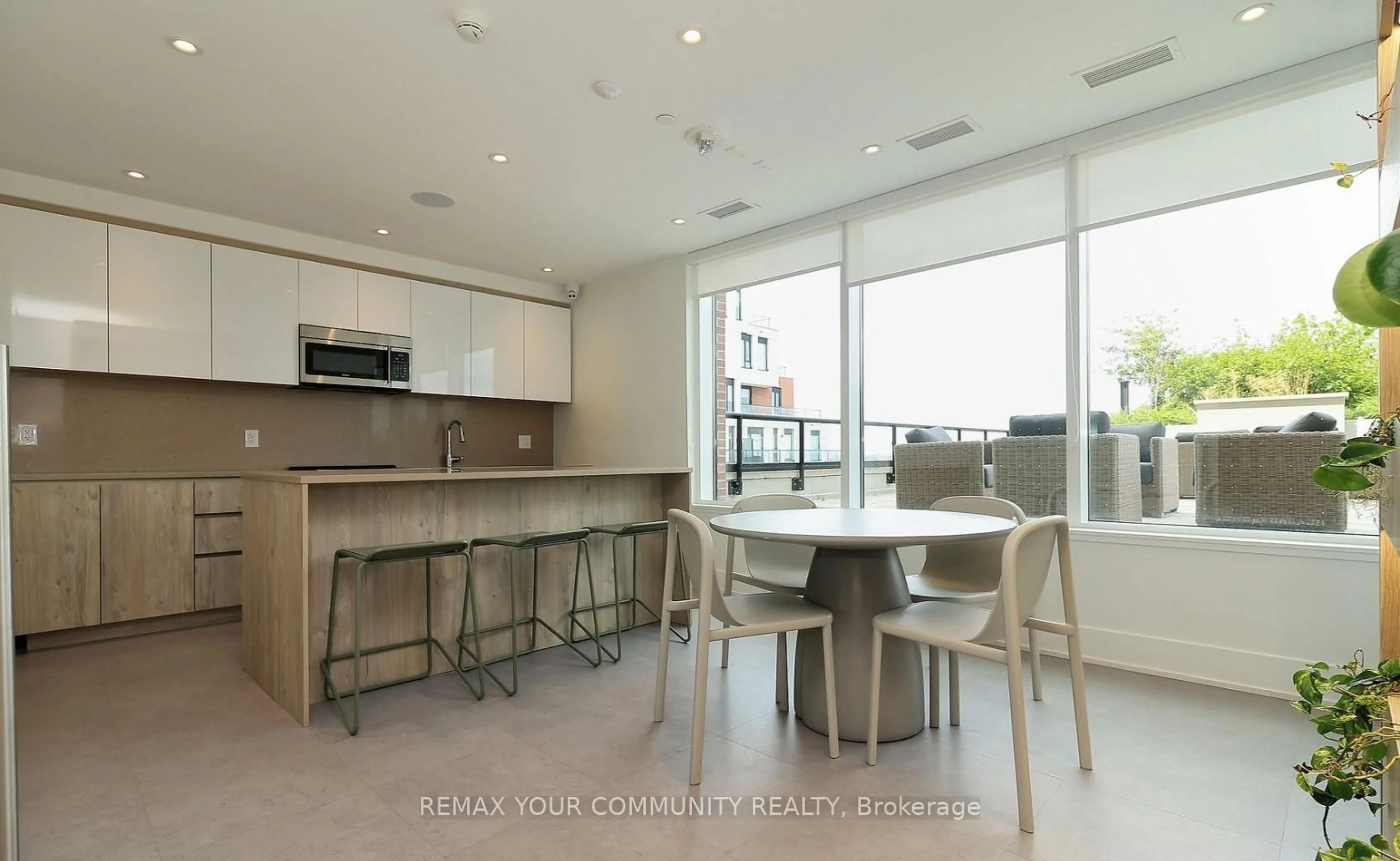 Open concept kitchen, ceramic/tile floor for 3100 Keele St #504, Toronto Ontario M3M 2H4