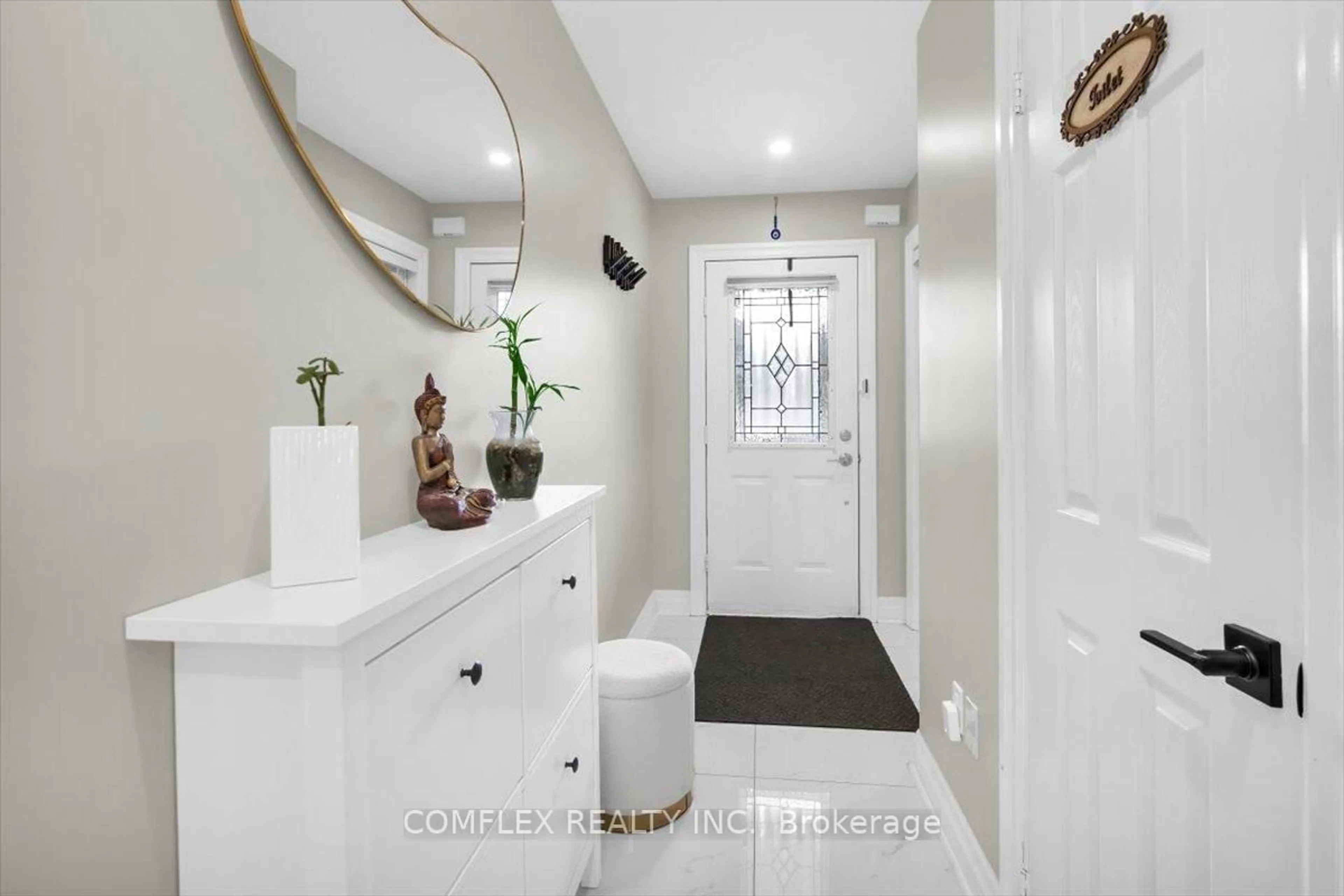 Indoor entryway for 4417 Vallence Dr, Burlington Ontario L7L 6J7