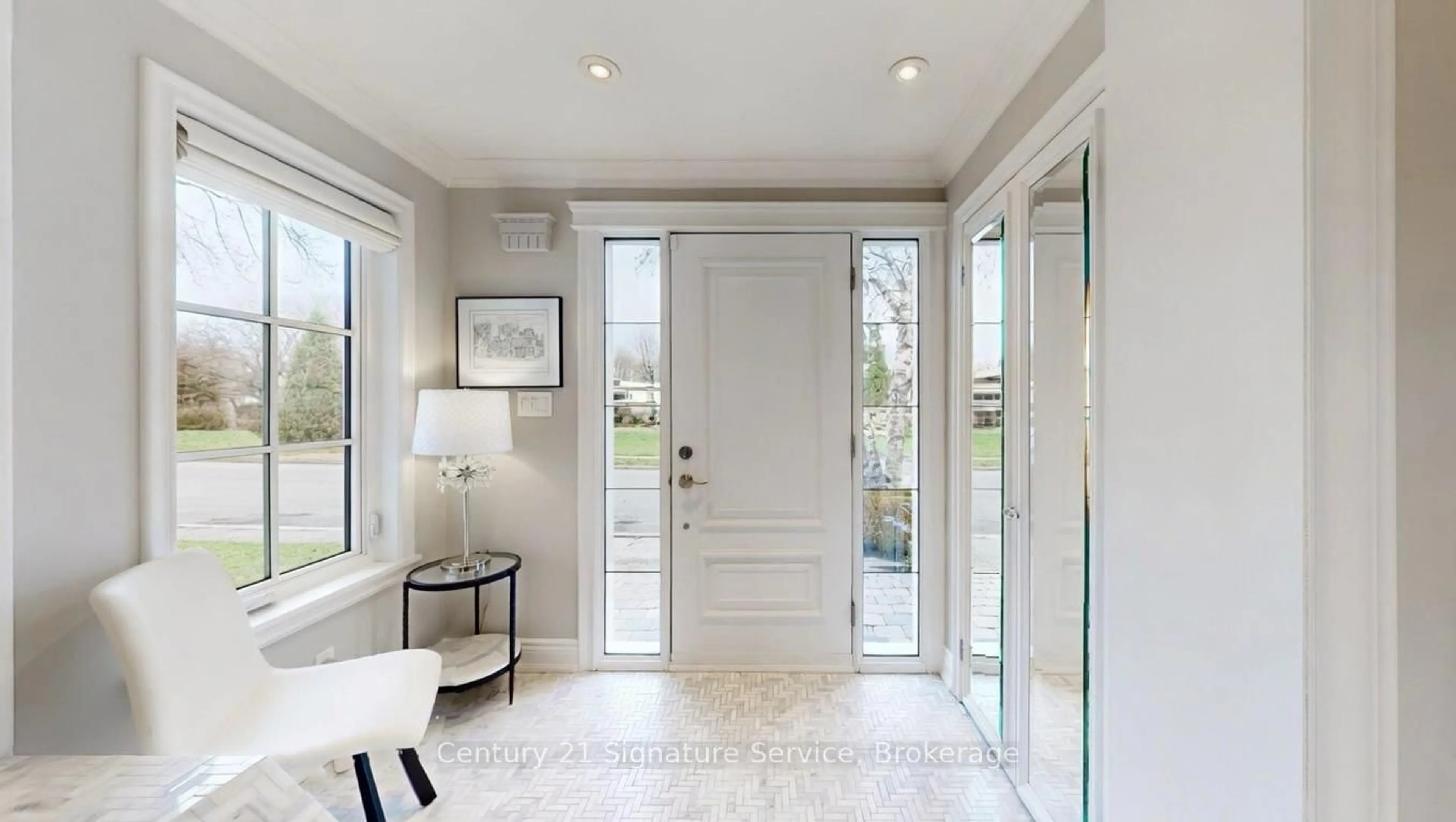 Indoor entryway for 16 Ferndale Cres, Brampton Ontario L6W 1E9
