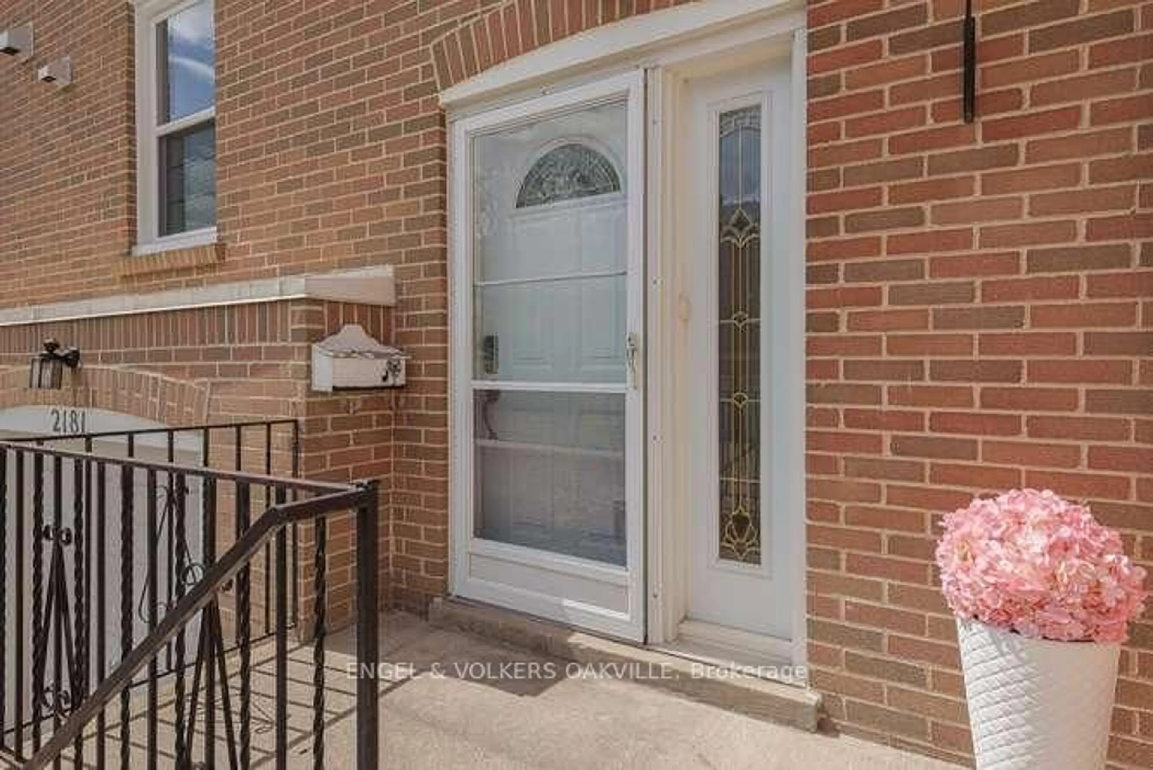 Indoor entryway for 2181 Mountain Grove Ave #77, Burlington Ontario L7P 2H8