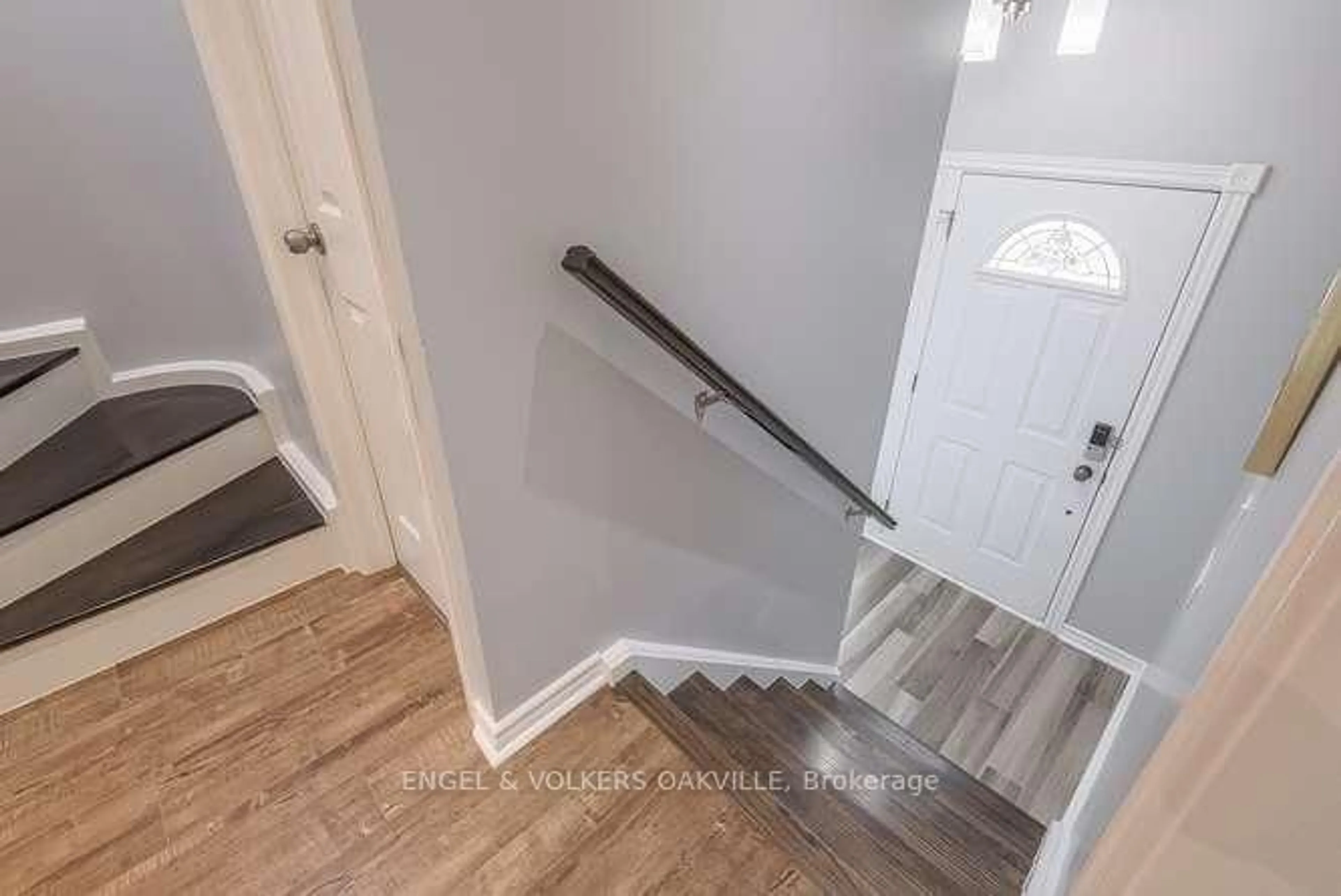 Indoor entryway for 2181 Mountain Grove Ave #77, Burlington Ontario L7P 2H8