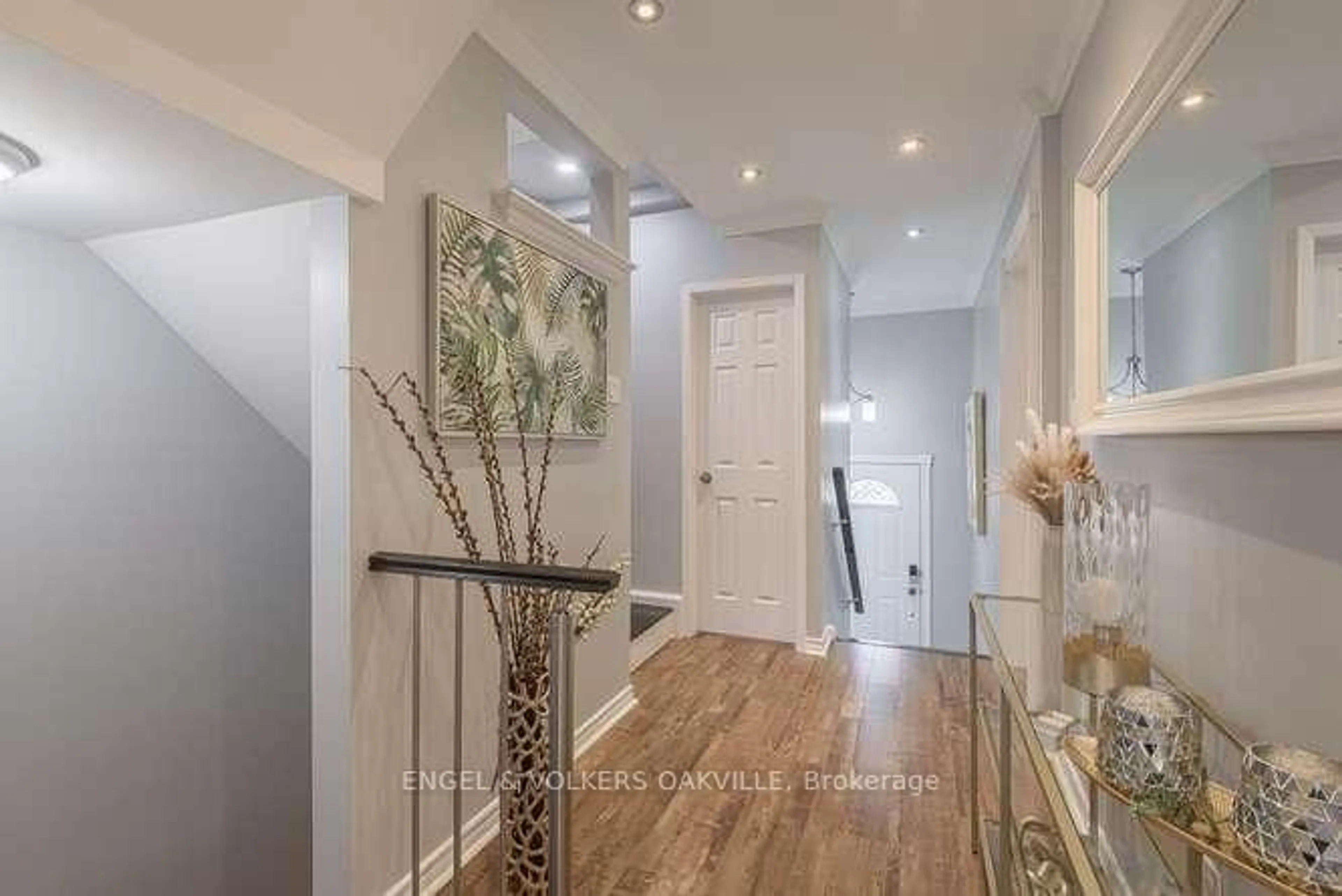 Indoor entryway for 2181 Mountain Grove Ave #77, Burlington Ontario L7P 2H8