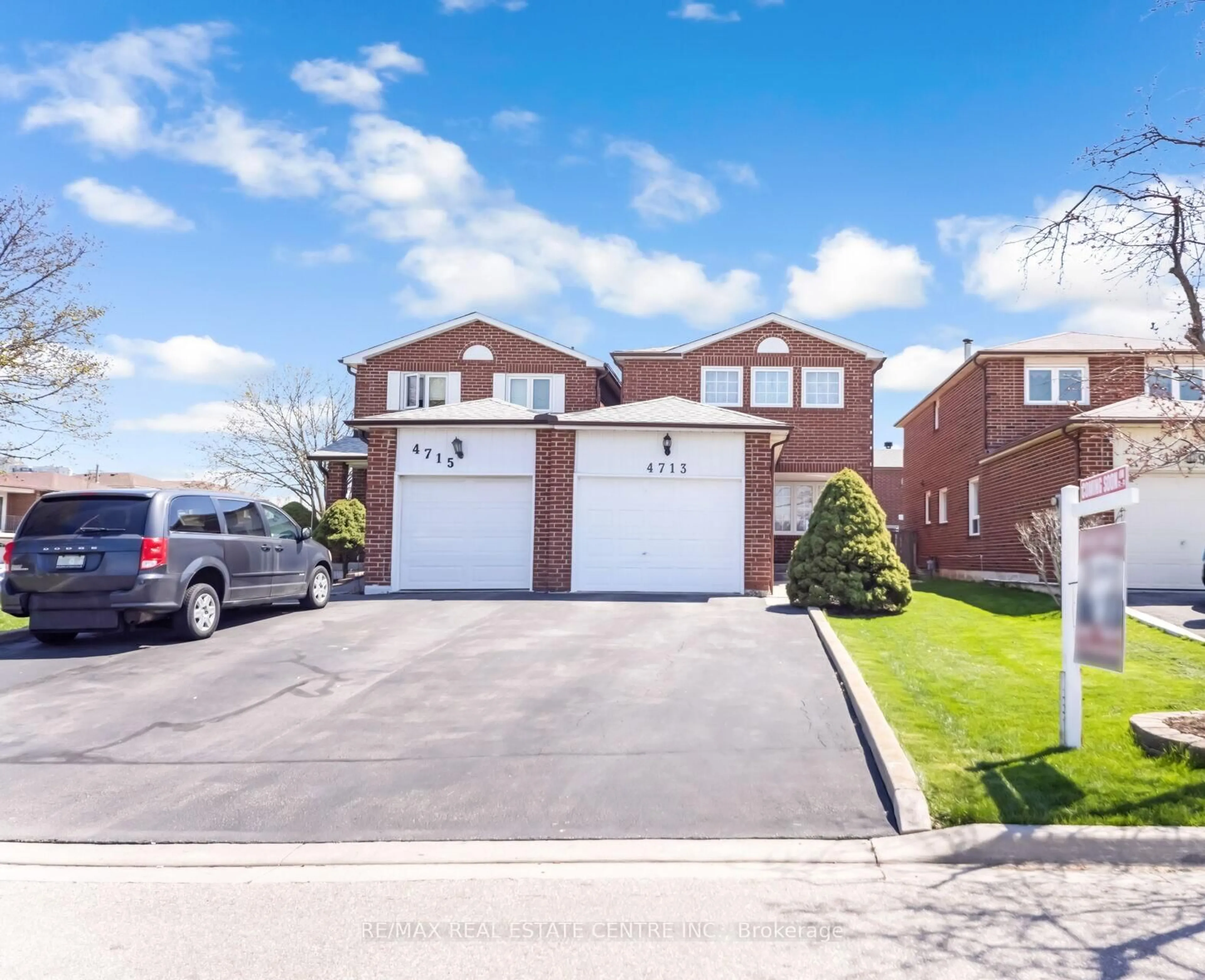 A pic from outside/outdoor area/front of a property/back of a property/a pic from drone, street for 4713 Empire Cres, Mississauga Ontario L5R 1M6