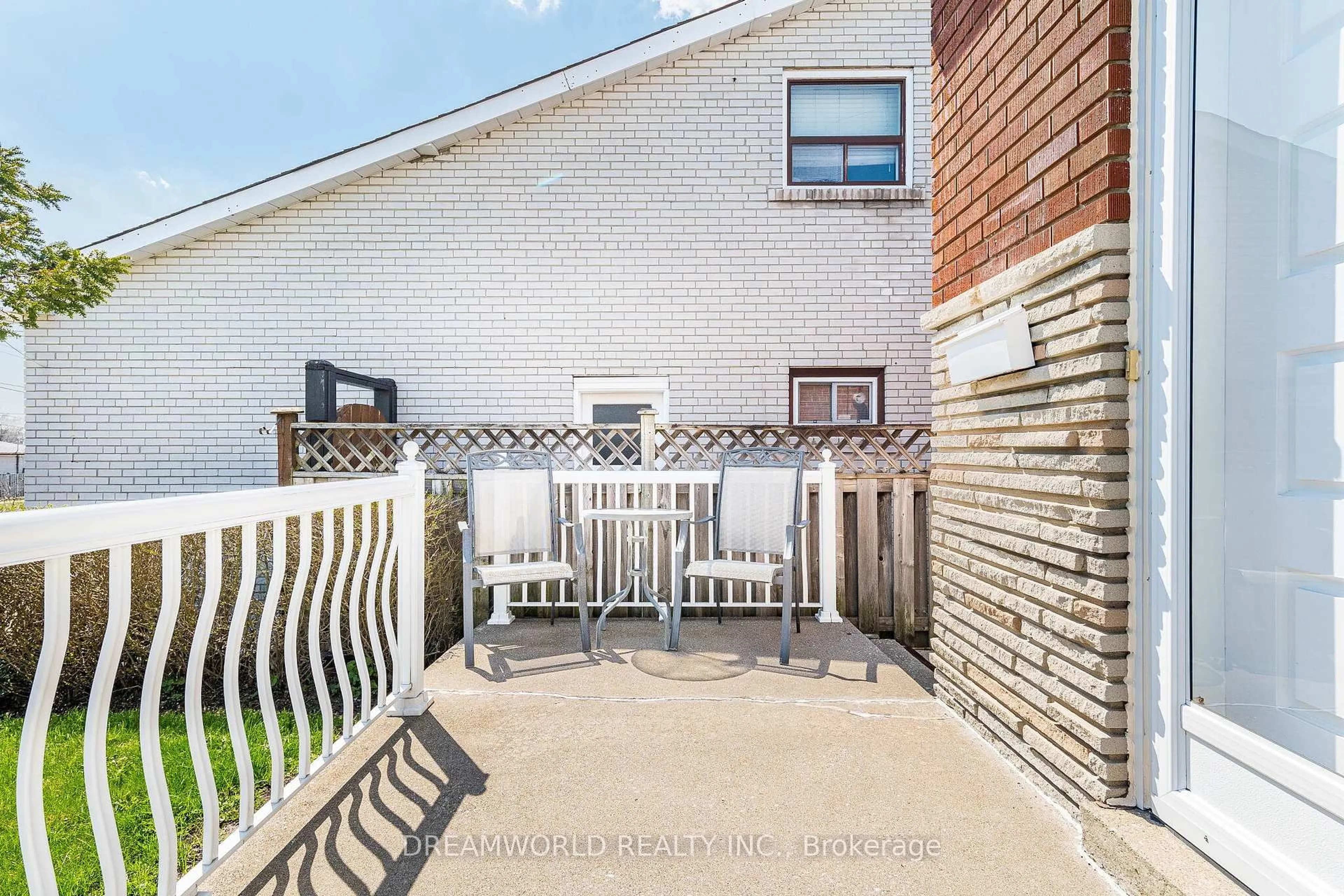 Patio, street for 194 Giltspur Dr, Toronto Ontario M3L 1N5