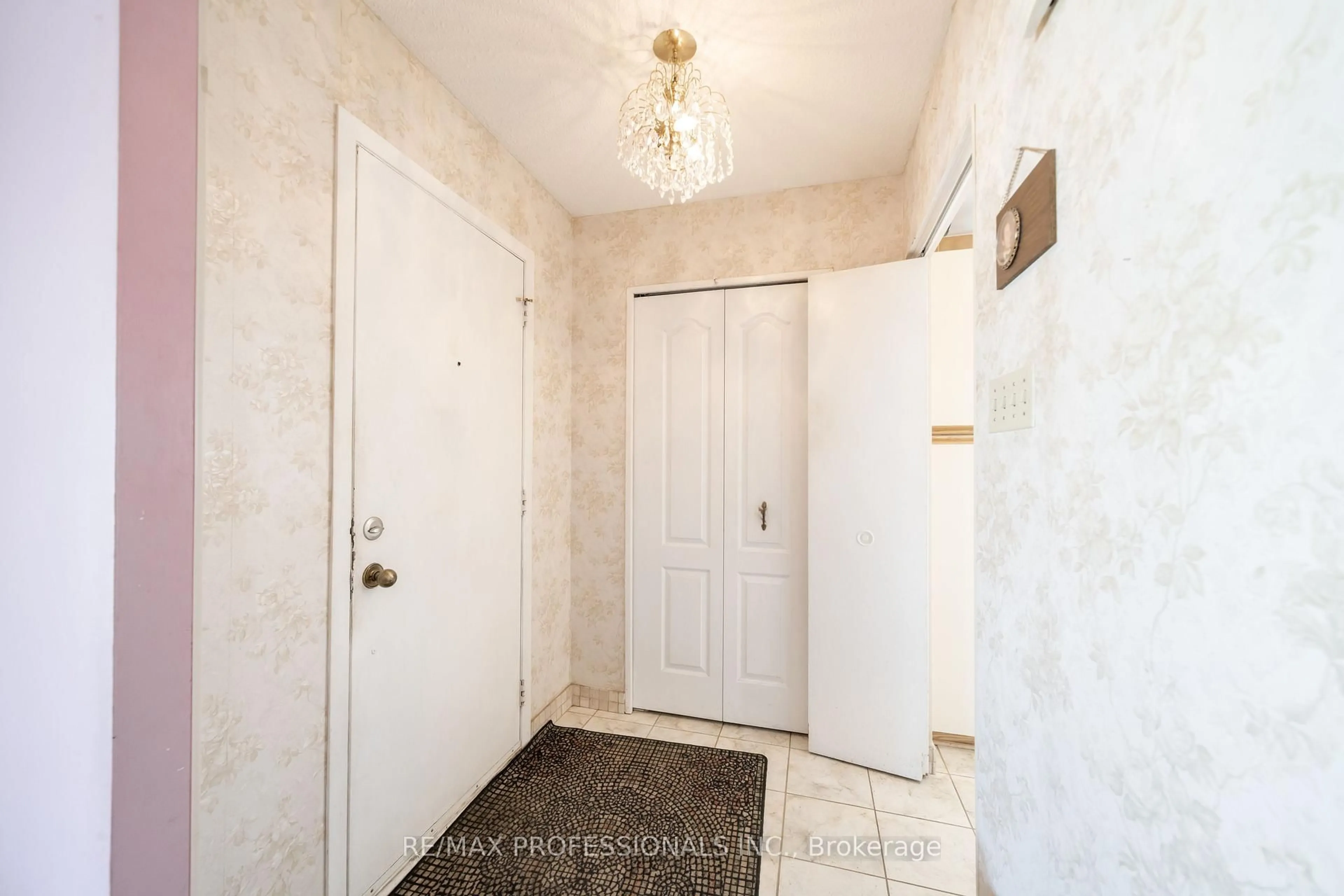 Indoor entryway for 3435 Martins Pine Cres, Mississauga Ontario L5L 1G3
