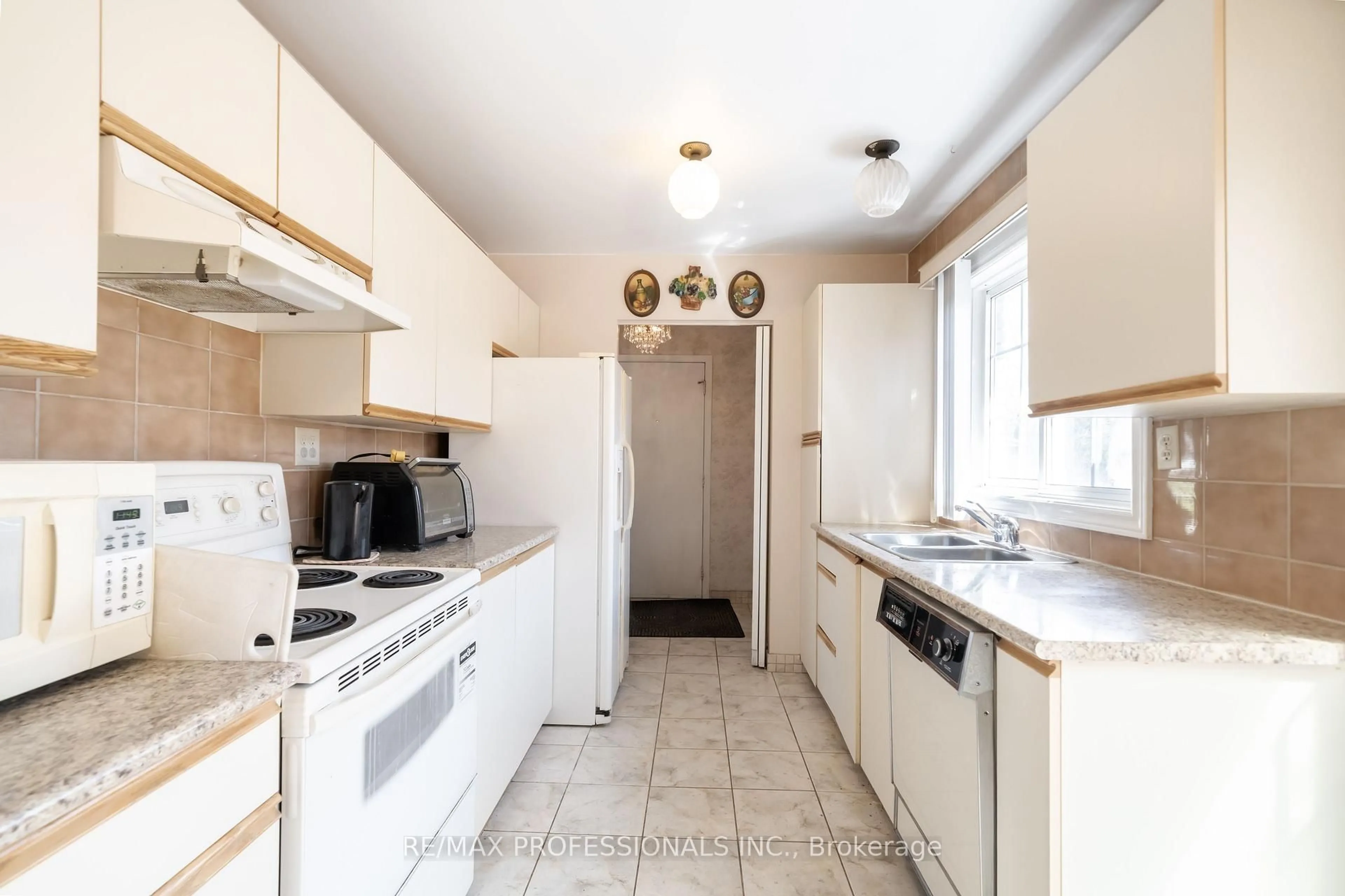 Standard kitchen, unknown for 3435 Martins Pine Cres, Mississauga Ontario L5L 1G3