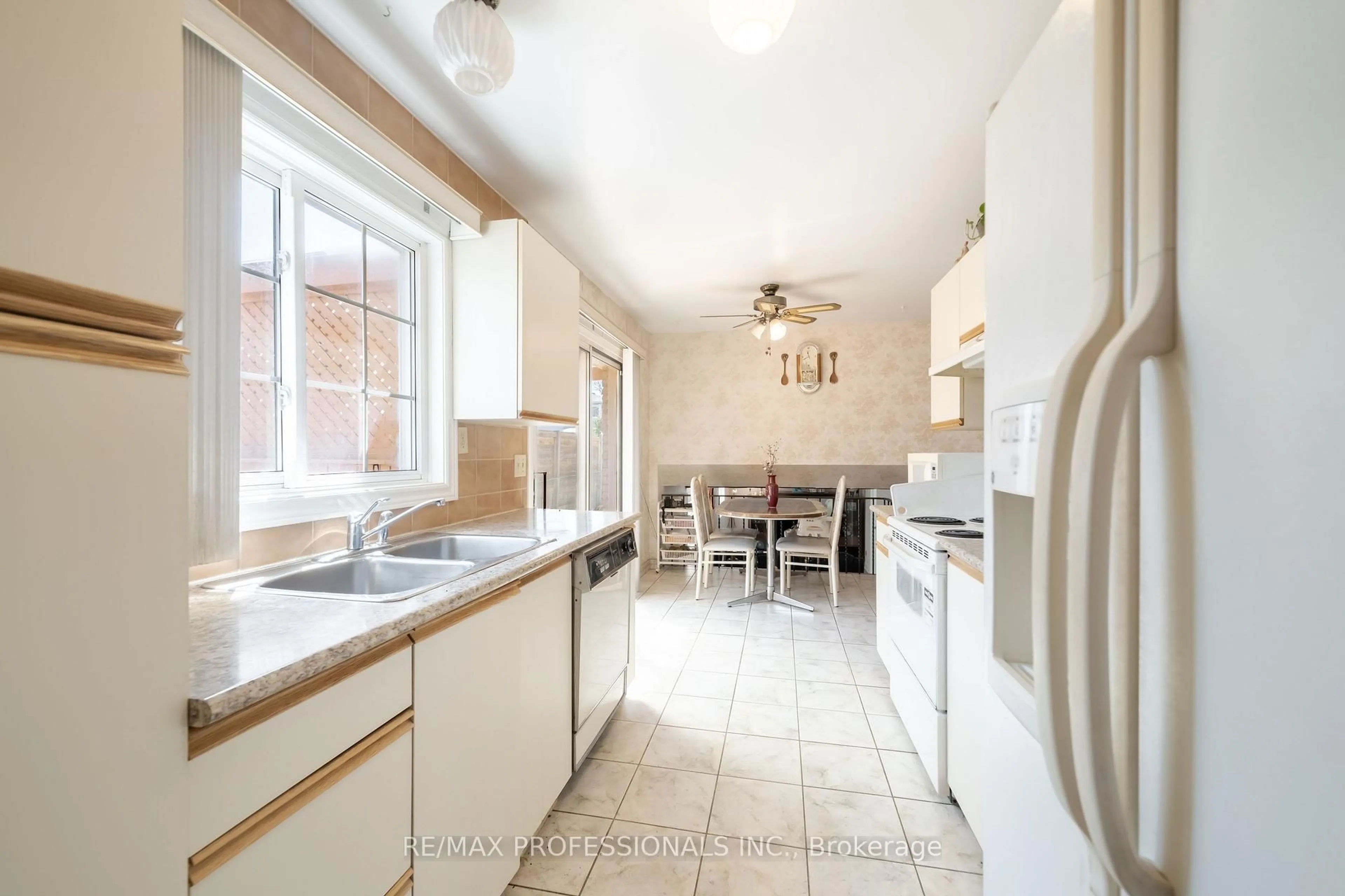 Standard kitchen, ceramic/tile floor for 3435 Martins Pine Cres, Mississauga Ontario L5L 1G3