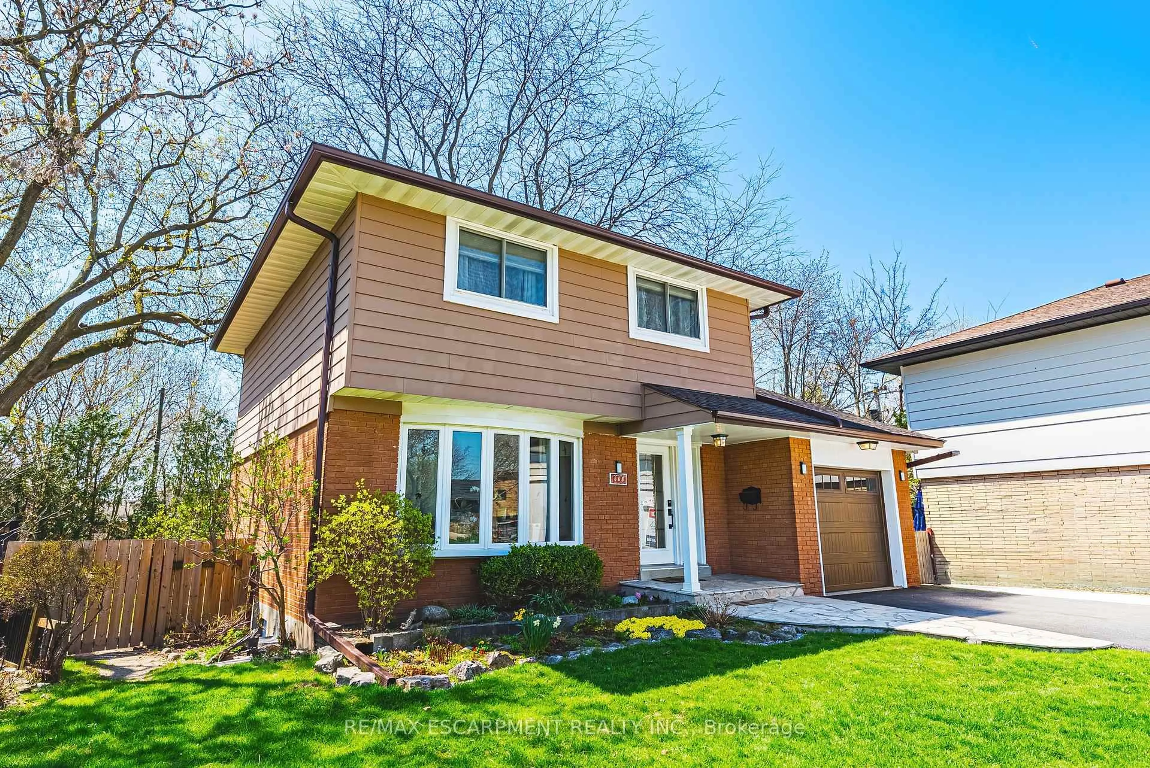 Home with brick exterior material, street for 668 Chestnut Pl, Burlington Ontario L7N 3E8