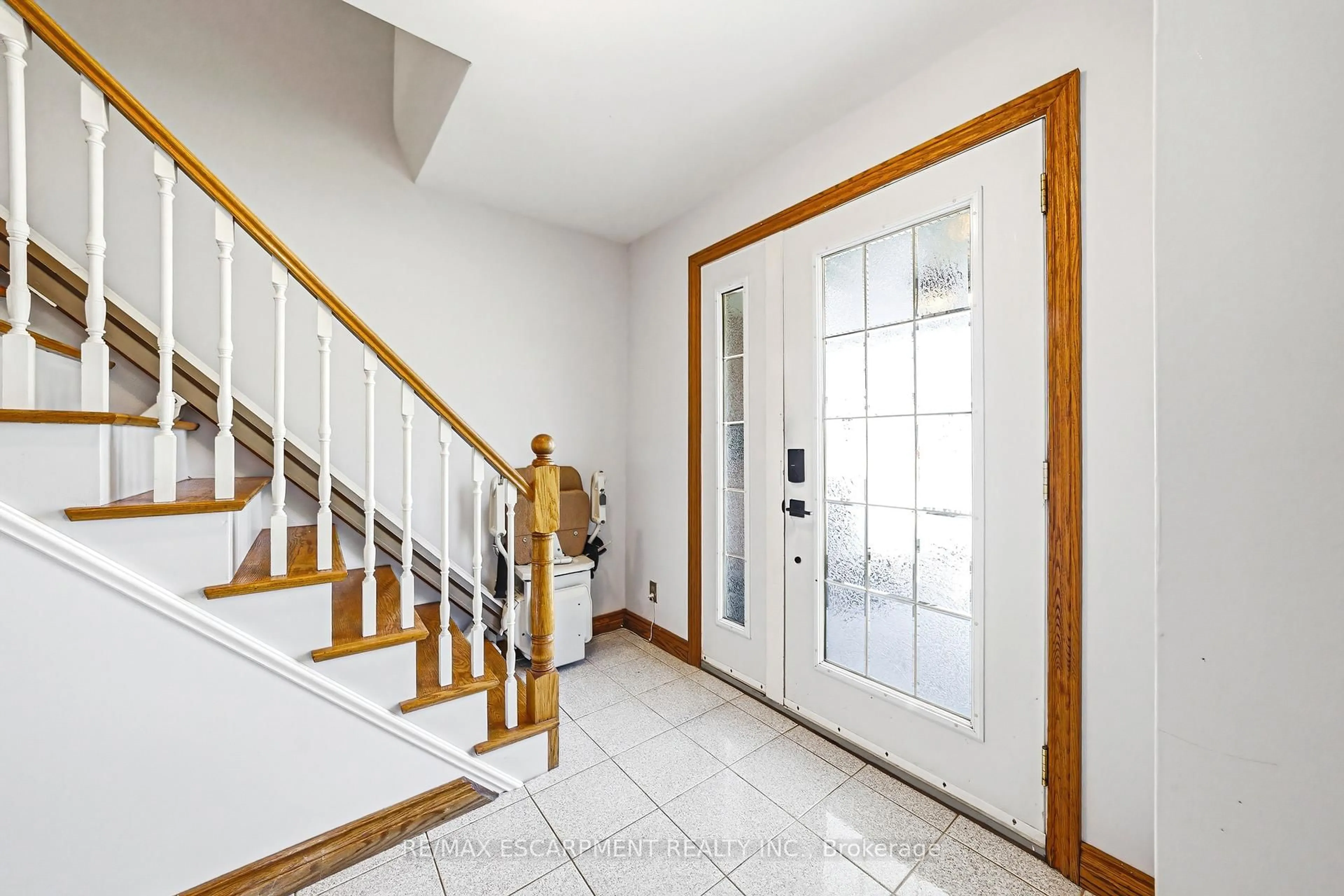 Indoor entryway for 668 Chestnut Pl, Burlington Ontario L7N 3E8