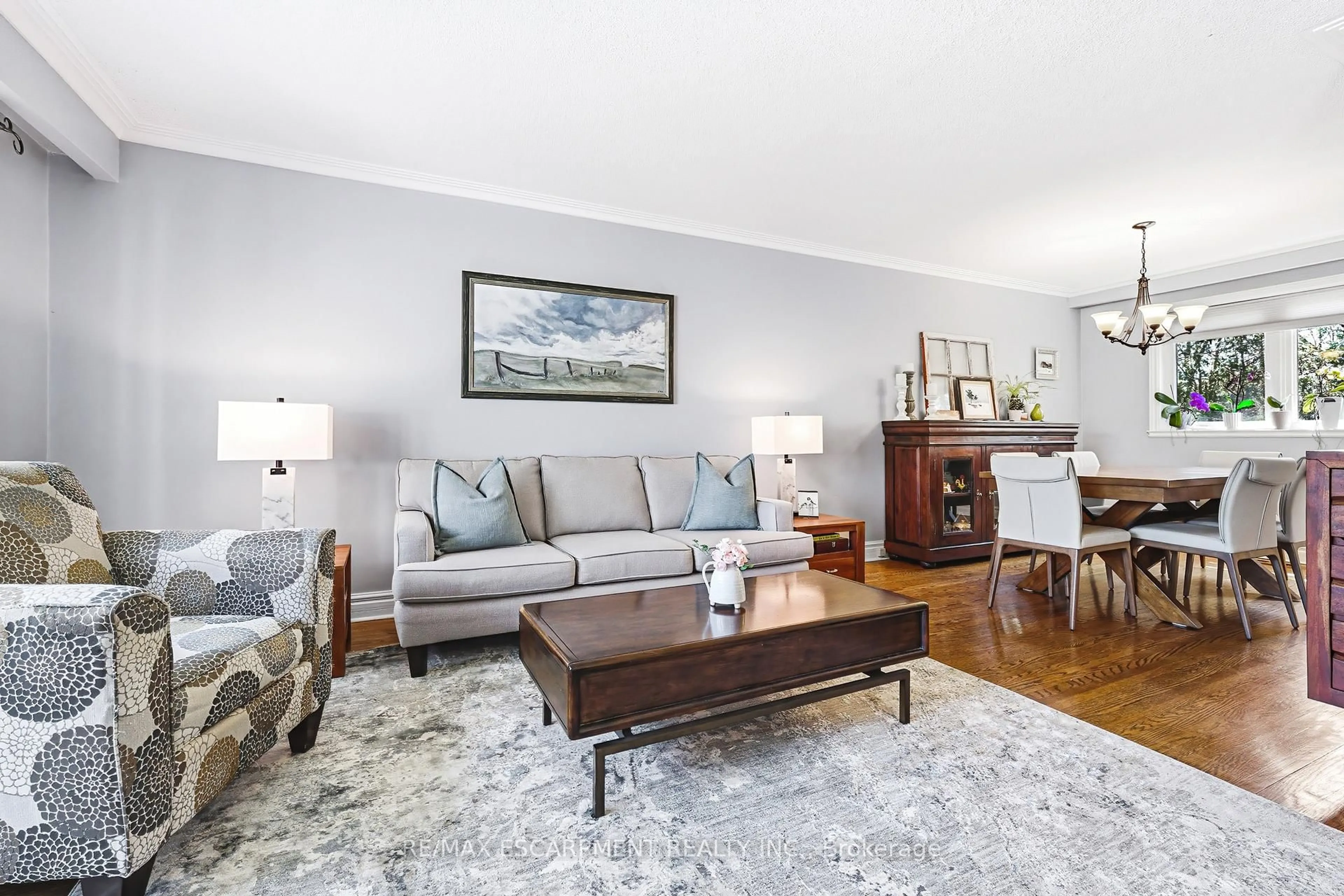 Living room with furniture, wood/laminate floor for 668 Chestnut Pl, Burlington Ontario L7N 3E8