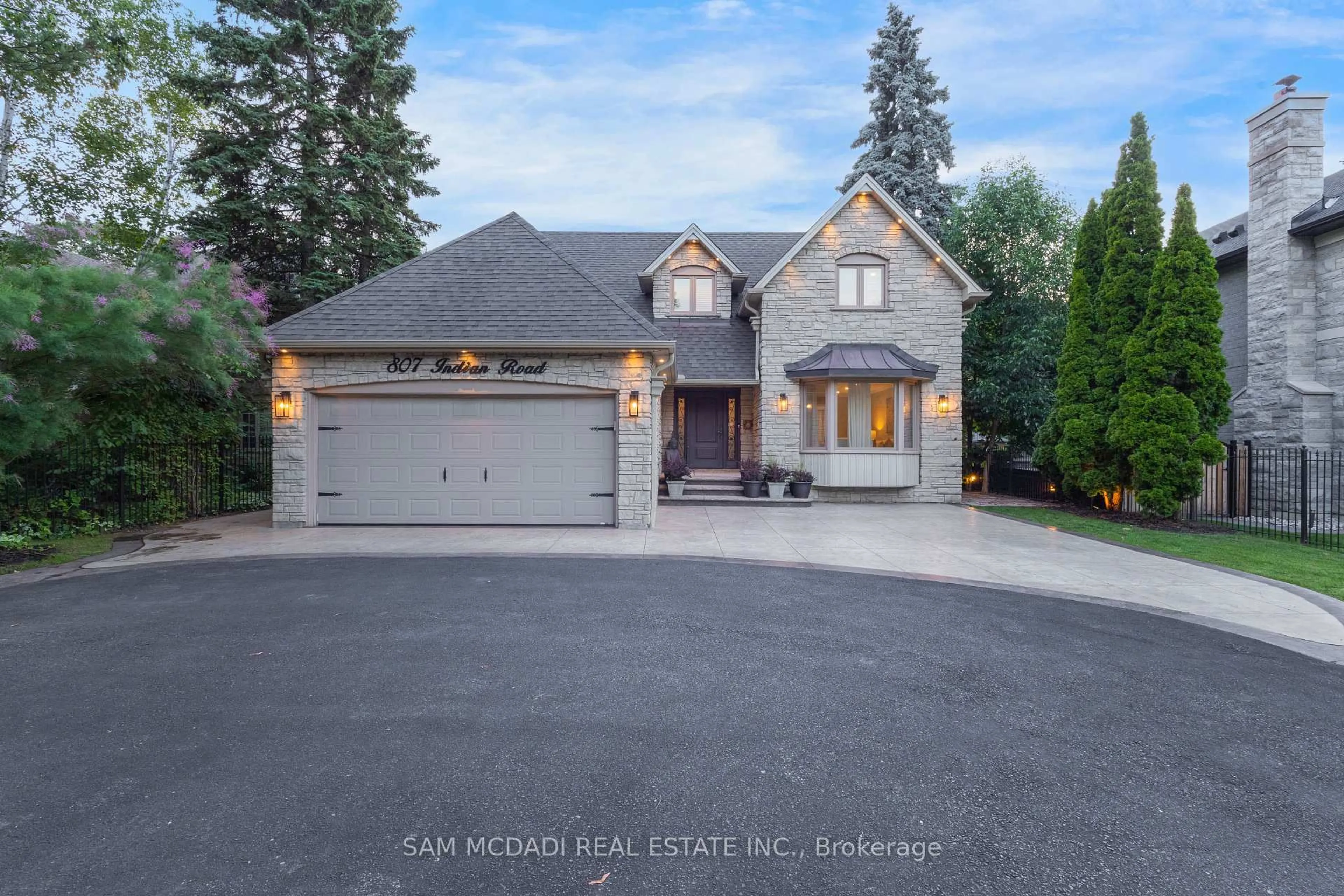 Home with brick exterior material, street for 807 Indian Rd, Mississauga Ontario L5H 1R4