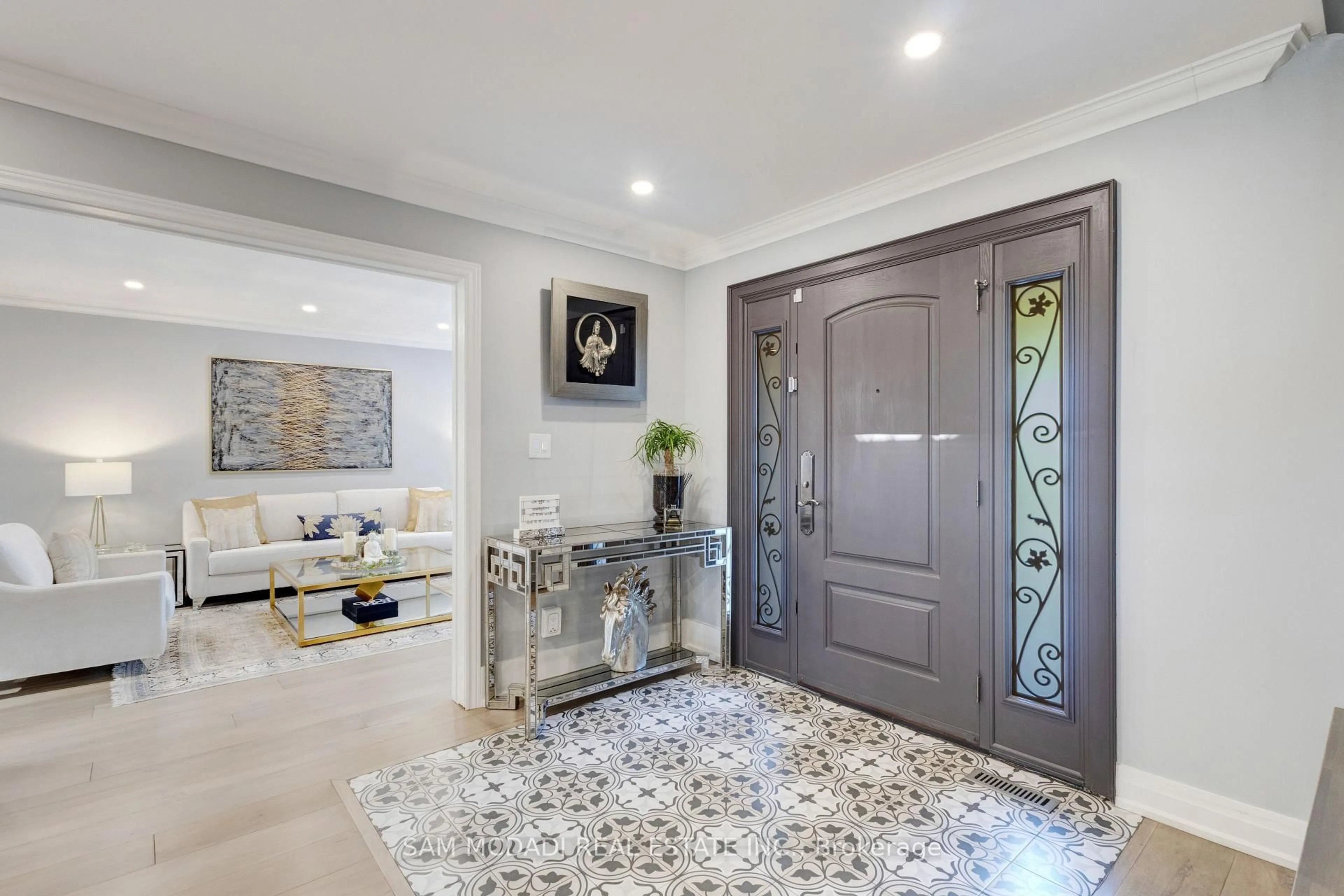 Indoor entryway for 807 Indian Rd, Mississauga Ontario L5H 1R4