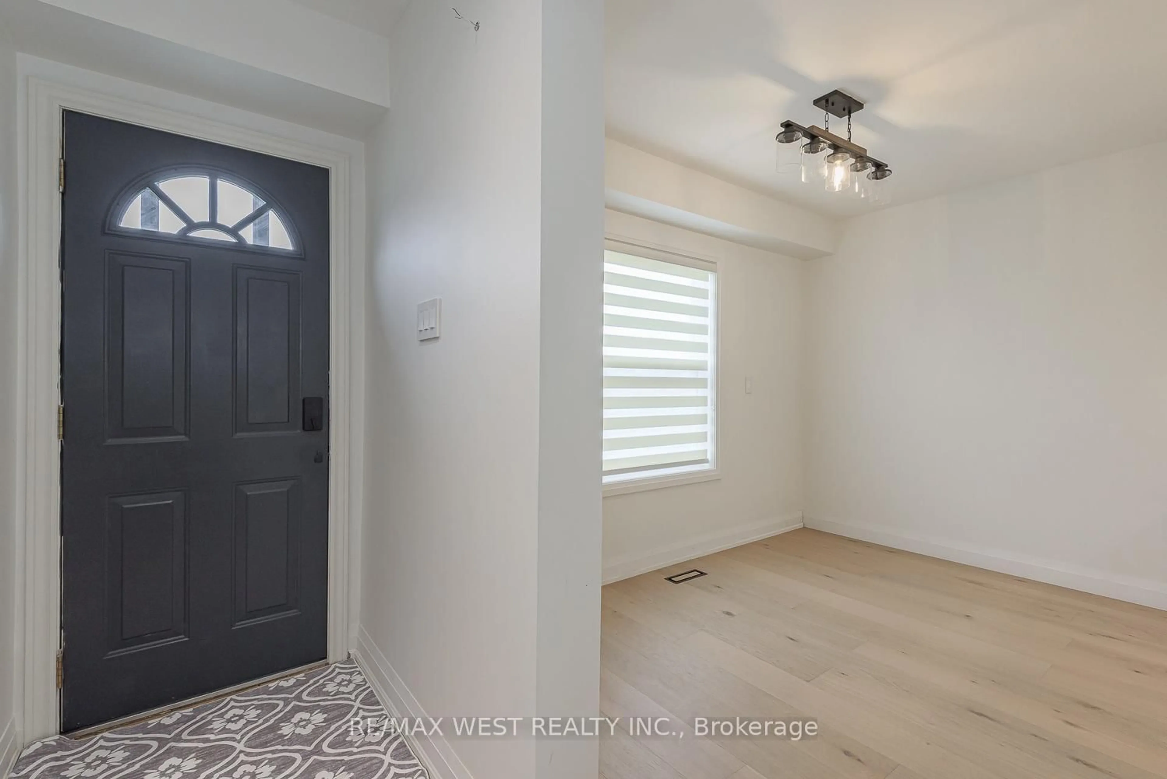 Indoor entryway for 900 Central Park Dr #67, Brampton Ontario L6S 3J6