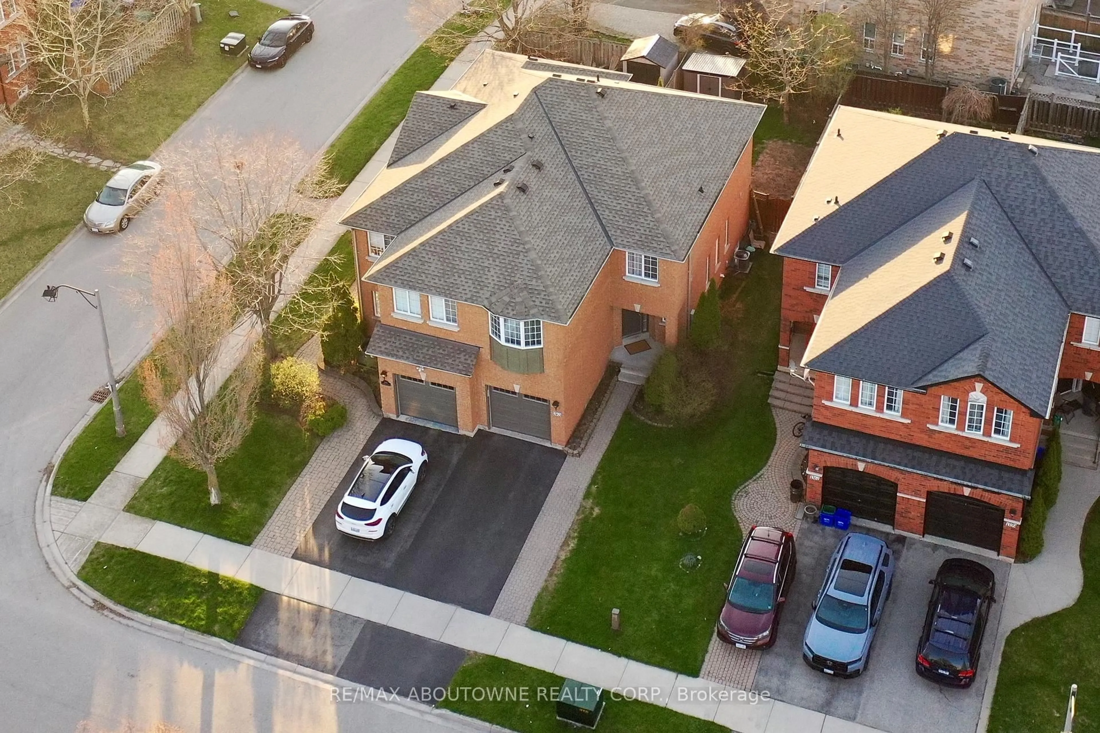 A pic from outside/outdoor area/front of a property/back of a property/a pic from drone, street for 1363 Brookstar Dr, Oakville Ontario L6M 3W1