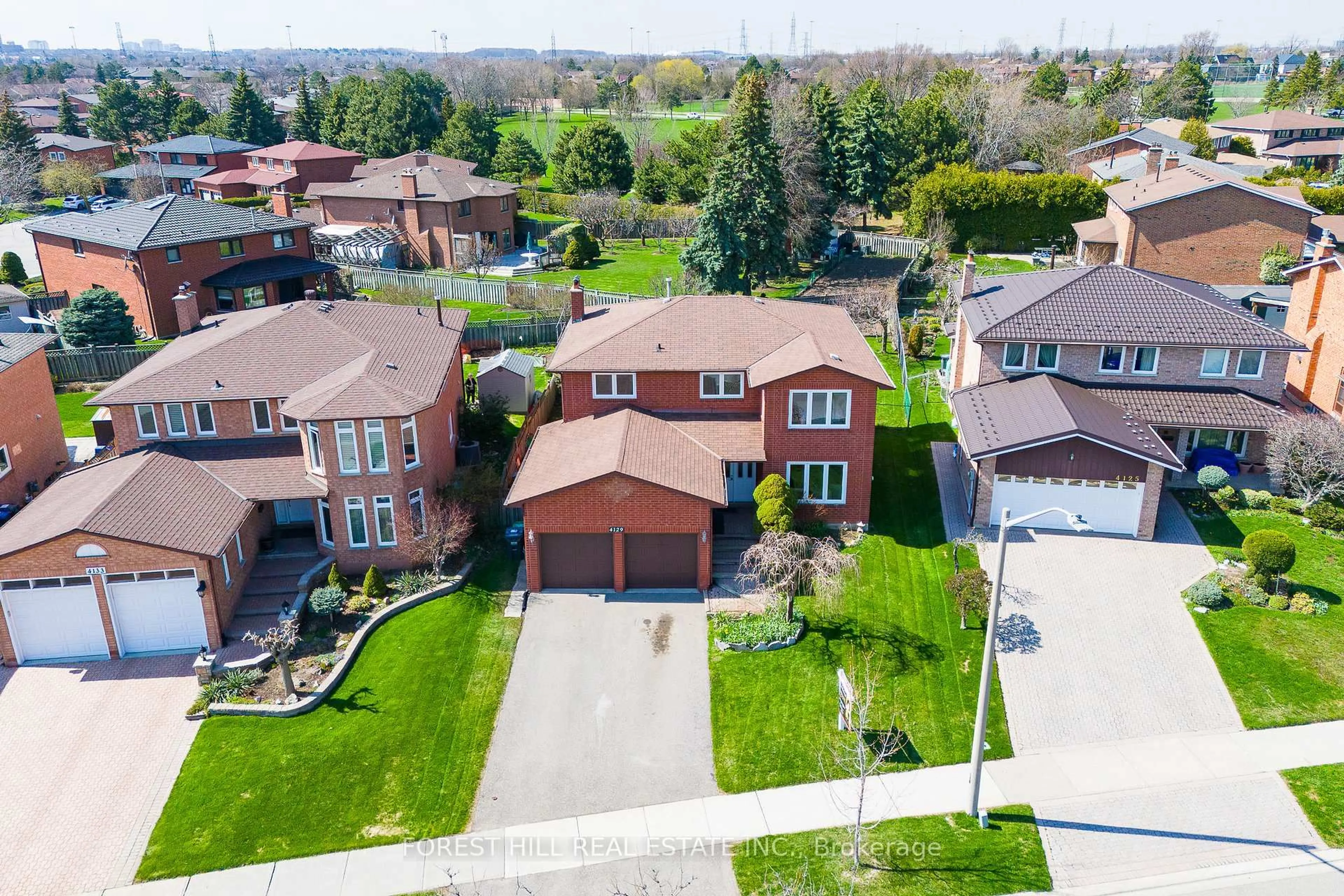 A pic from outside/outdoor area/front of a property/back of a property/a pic from drone, street for 4129 Molly Ave, Mississauga Ontario L4Z 1E3