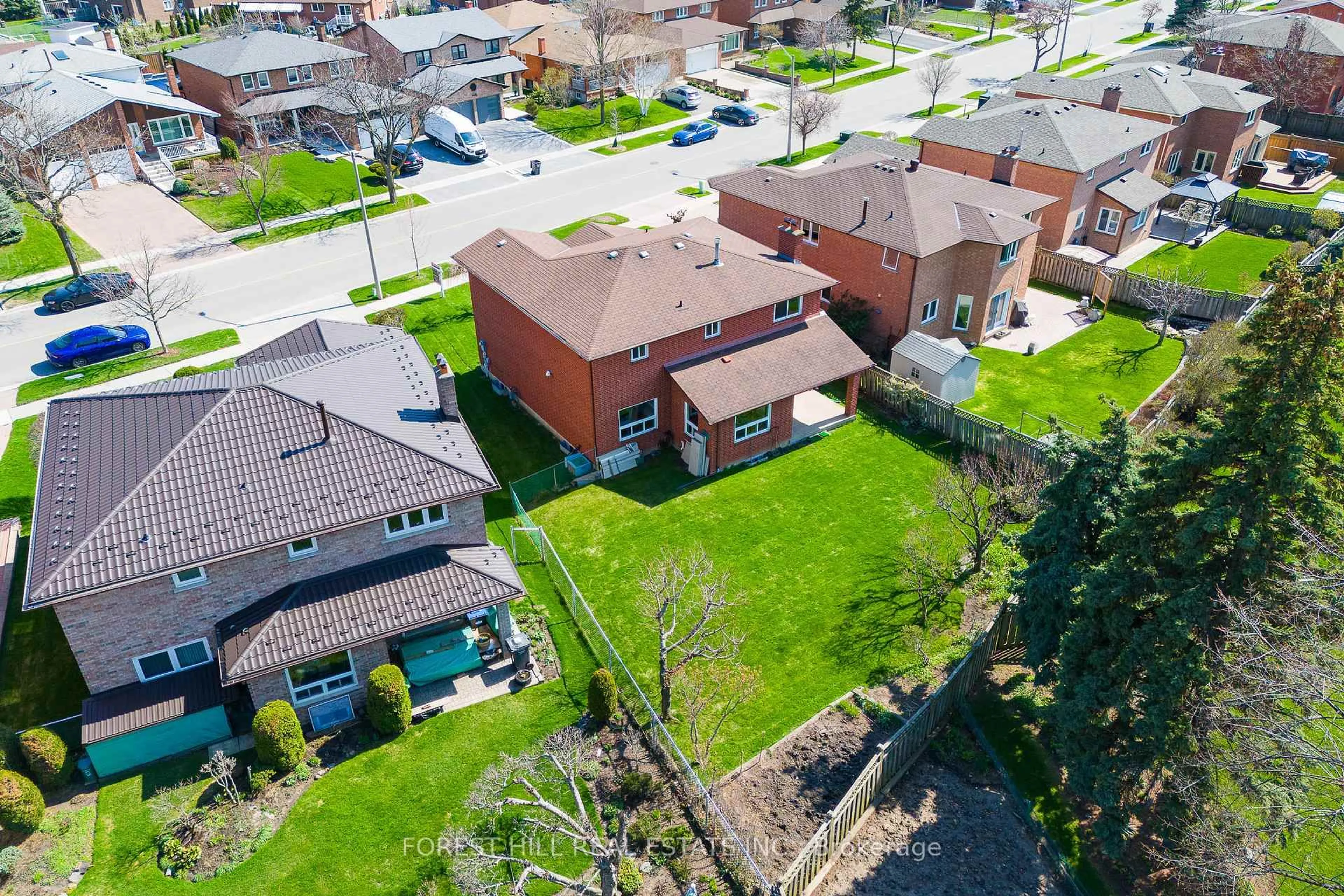 A pic from outside/outdoor area/front of a property/back of a property/a pic from drone, street for 4129 Molly Ave, Mississauga Ontario L4Z 1E3