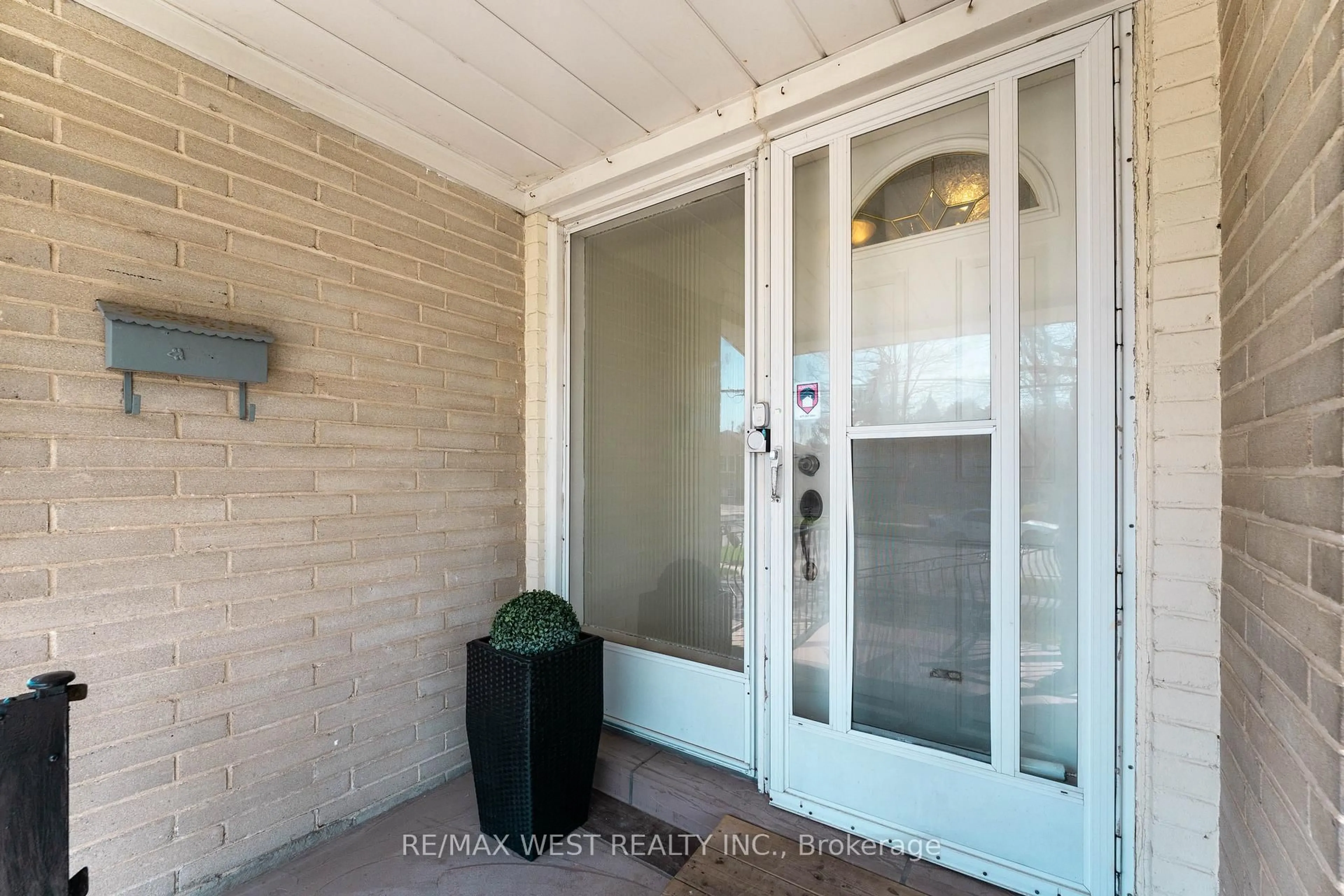 Indoor entryway for 34 Barkwin Dr, Toronto Ontario M9V 2W3