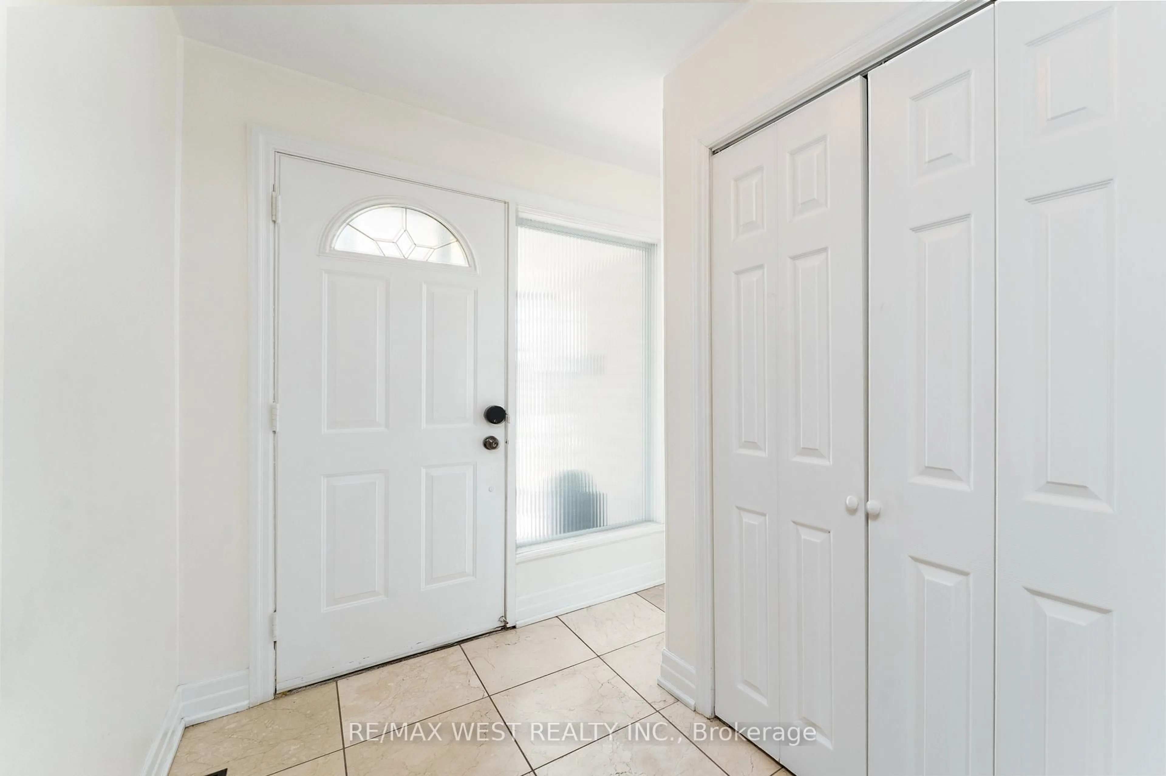 Indoor entryway for 34 Barkwin Dr, Toronto Ontario M9V 2W3