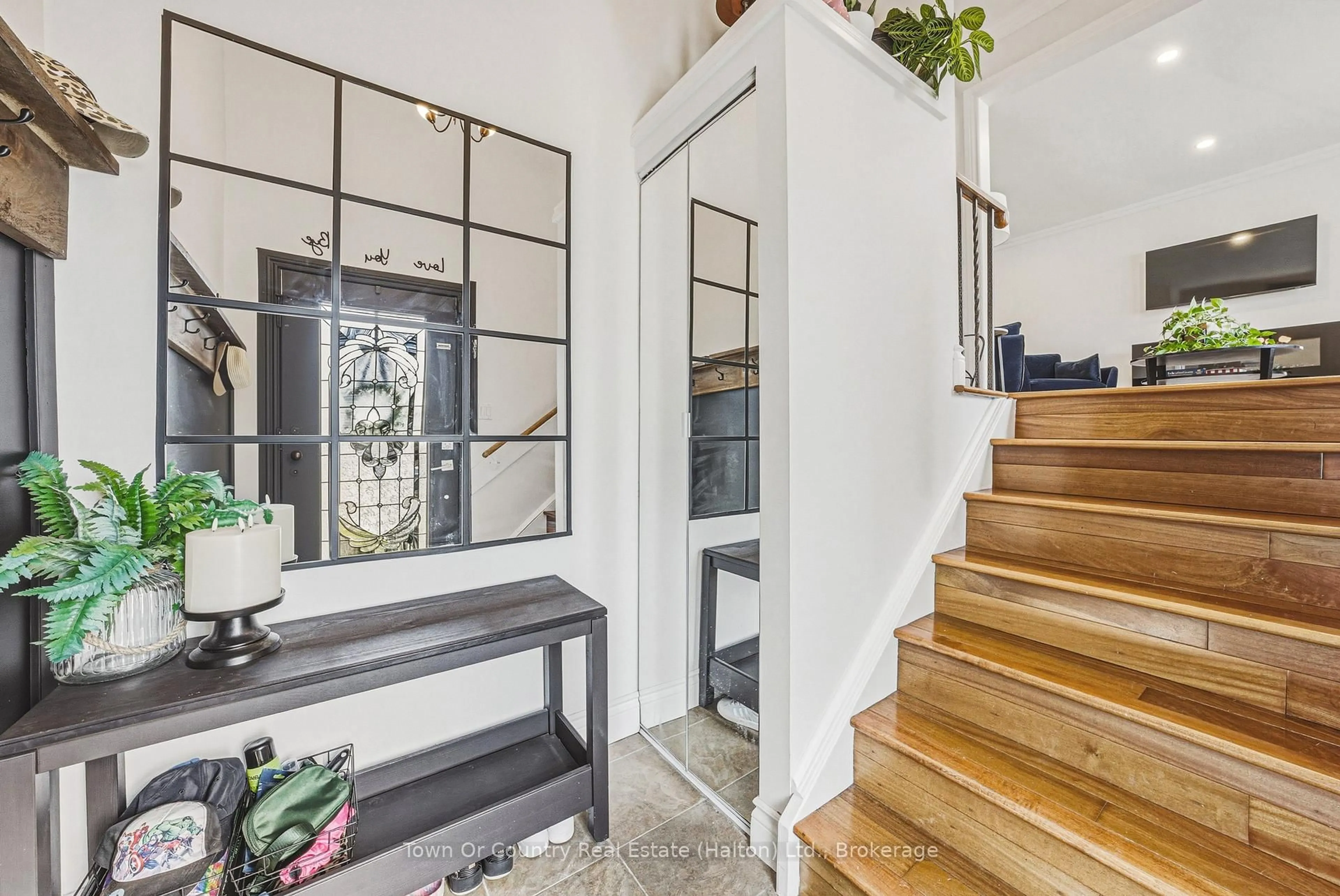 Indoor entryway for 729 Coulson Ave, Milton Ontario L9T 4J3