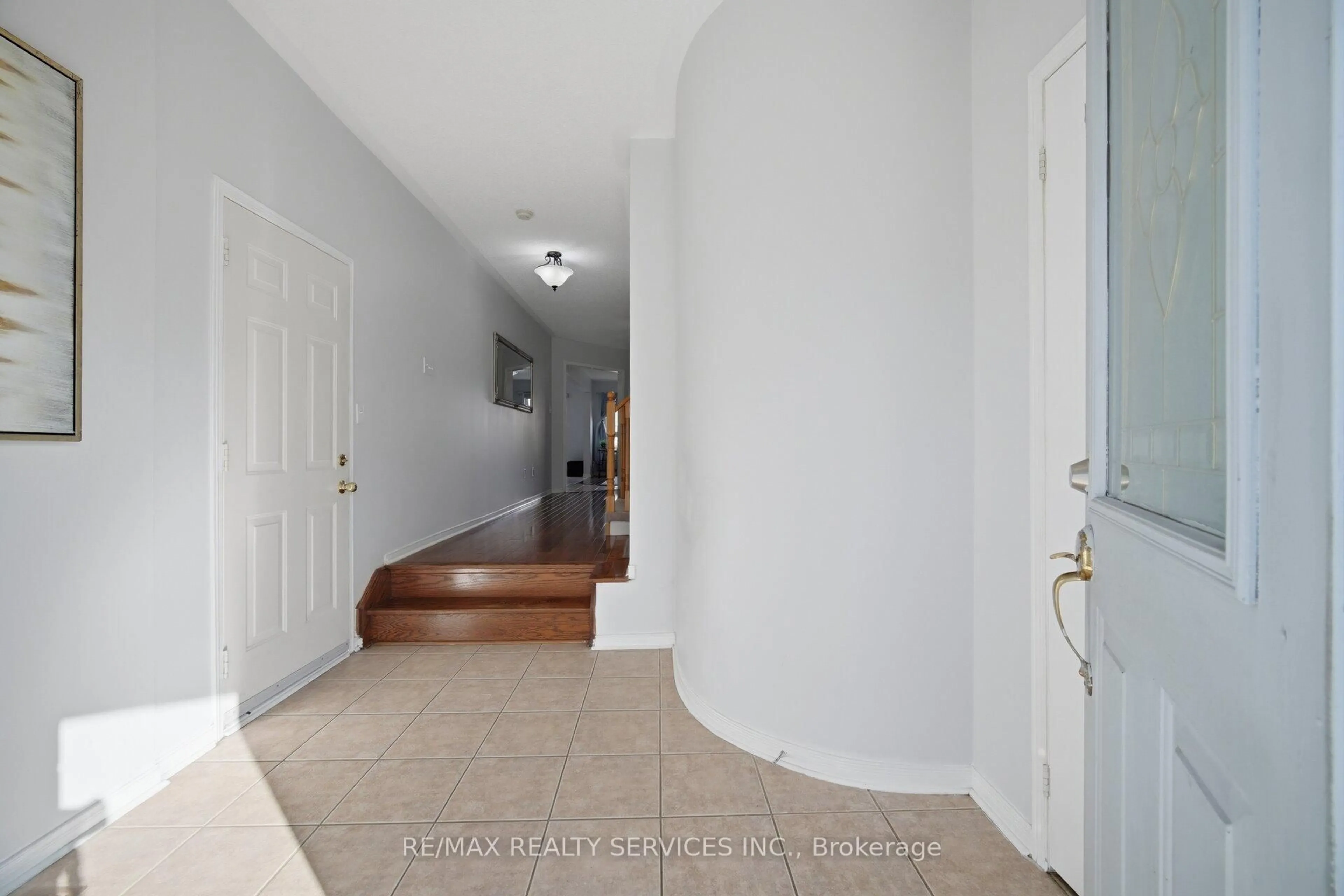 Indoor foyer for 23 Ashmere Rd, Brampton Ontario L7A 1W9