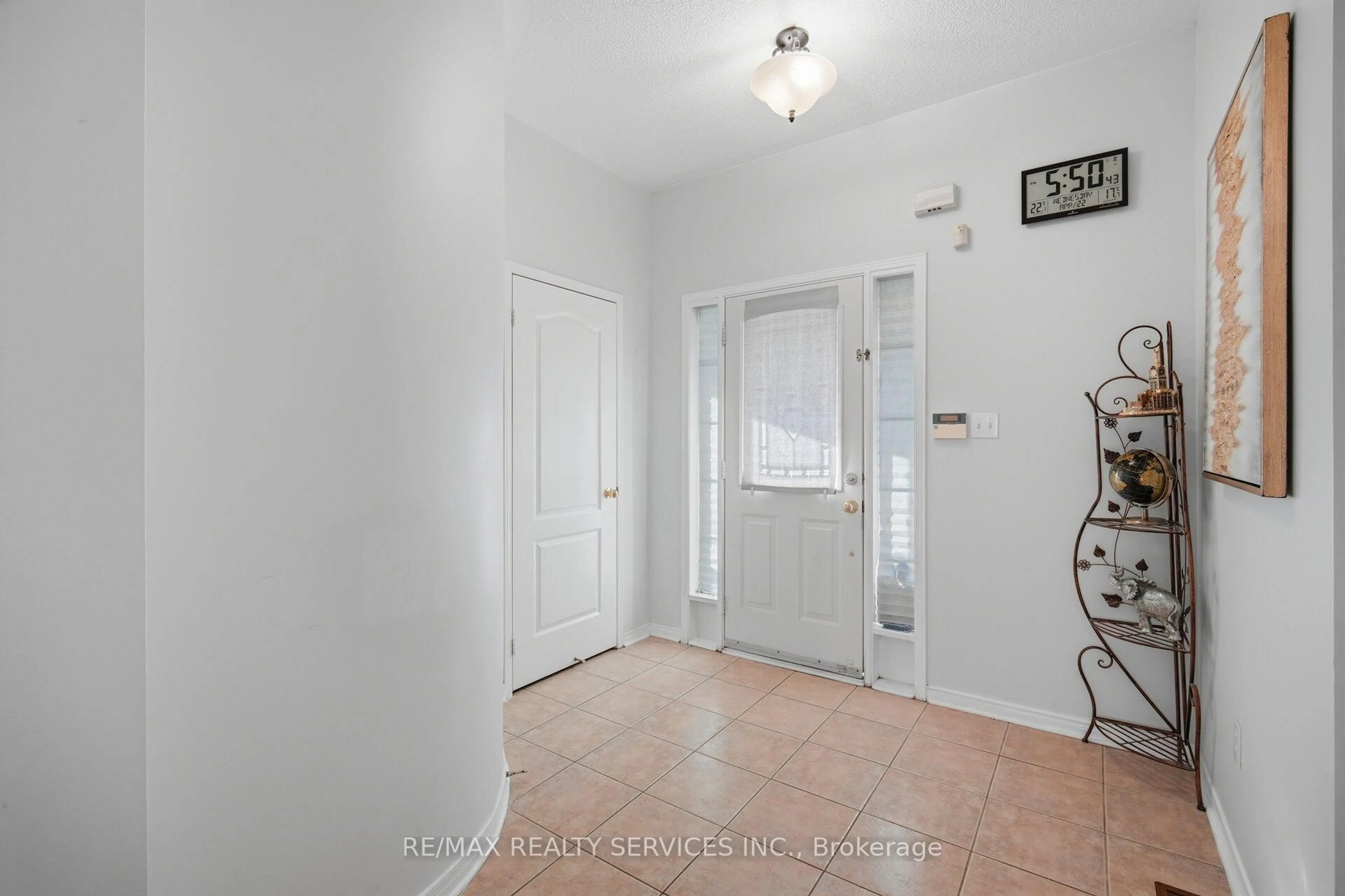 Indoor entryway for 23 Ashmere Rd, Brampton Ontario L7A 1W9