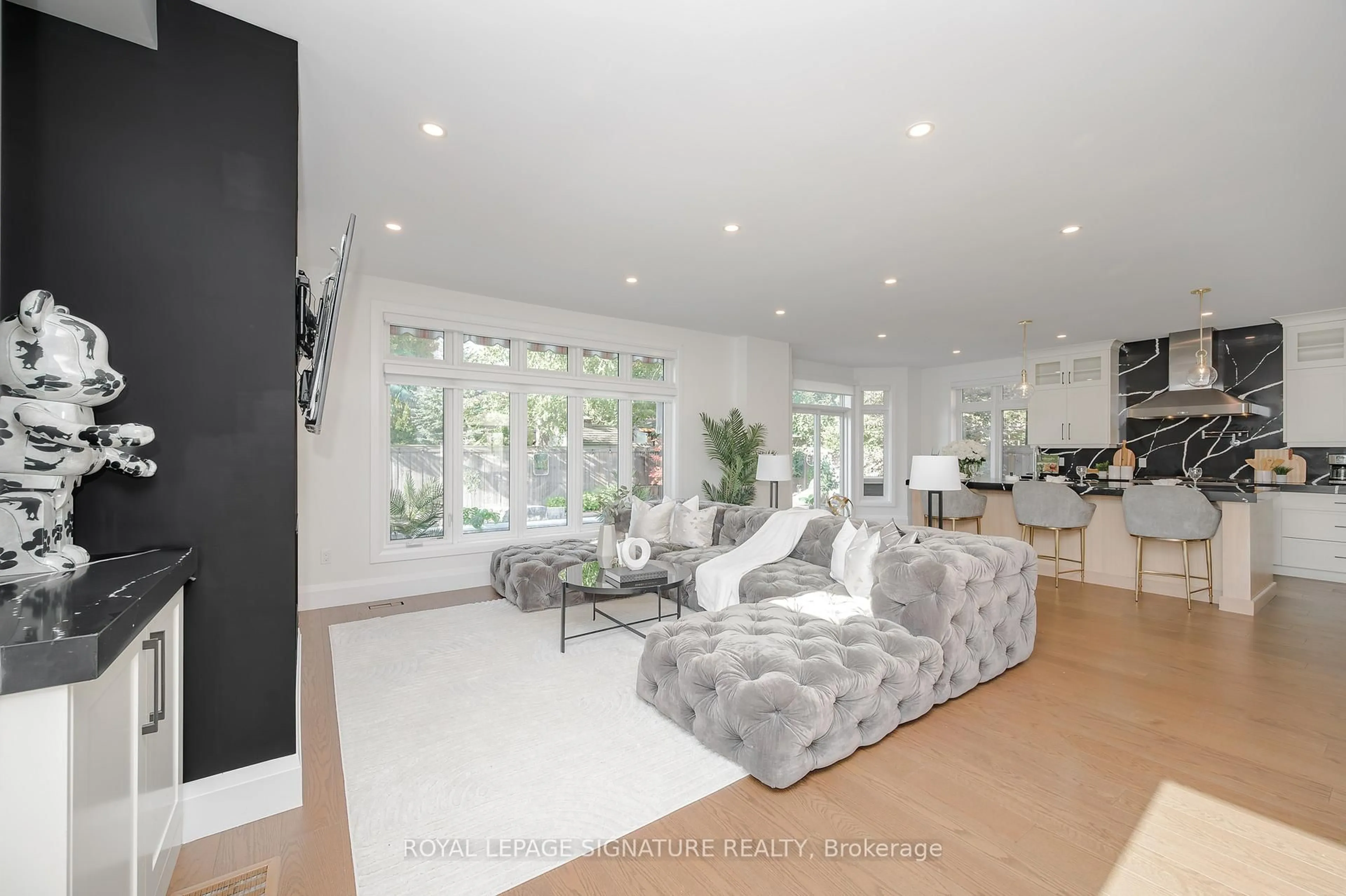 Living room with furniture, unknown for 2324 Hilltop Lane, Oakville Ontario L6M 3M8