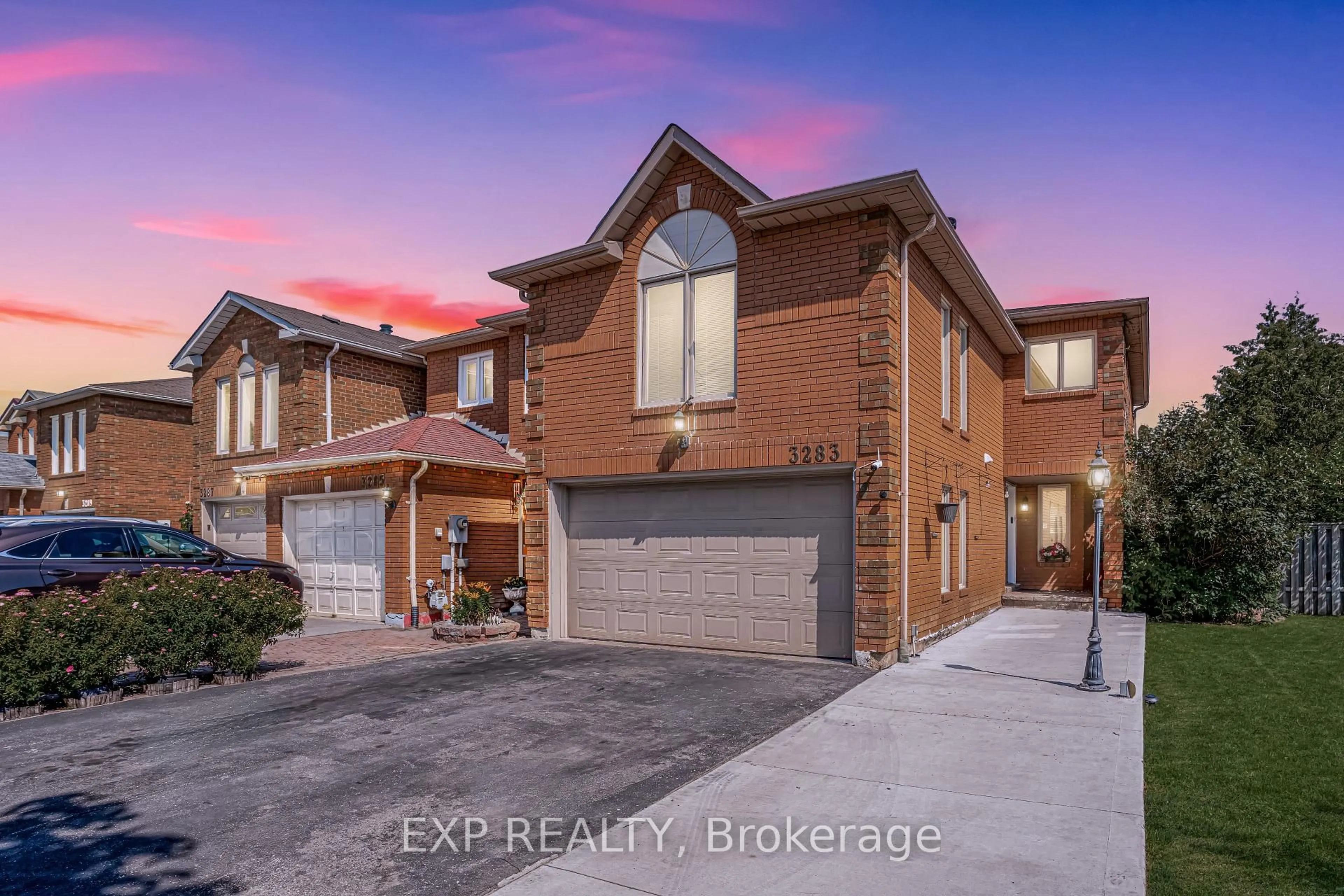 Home with brick exterior material, street for 3283 Bobwhite Mews, Mississauga Ontario L5N 6G1