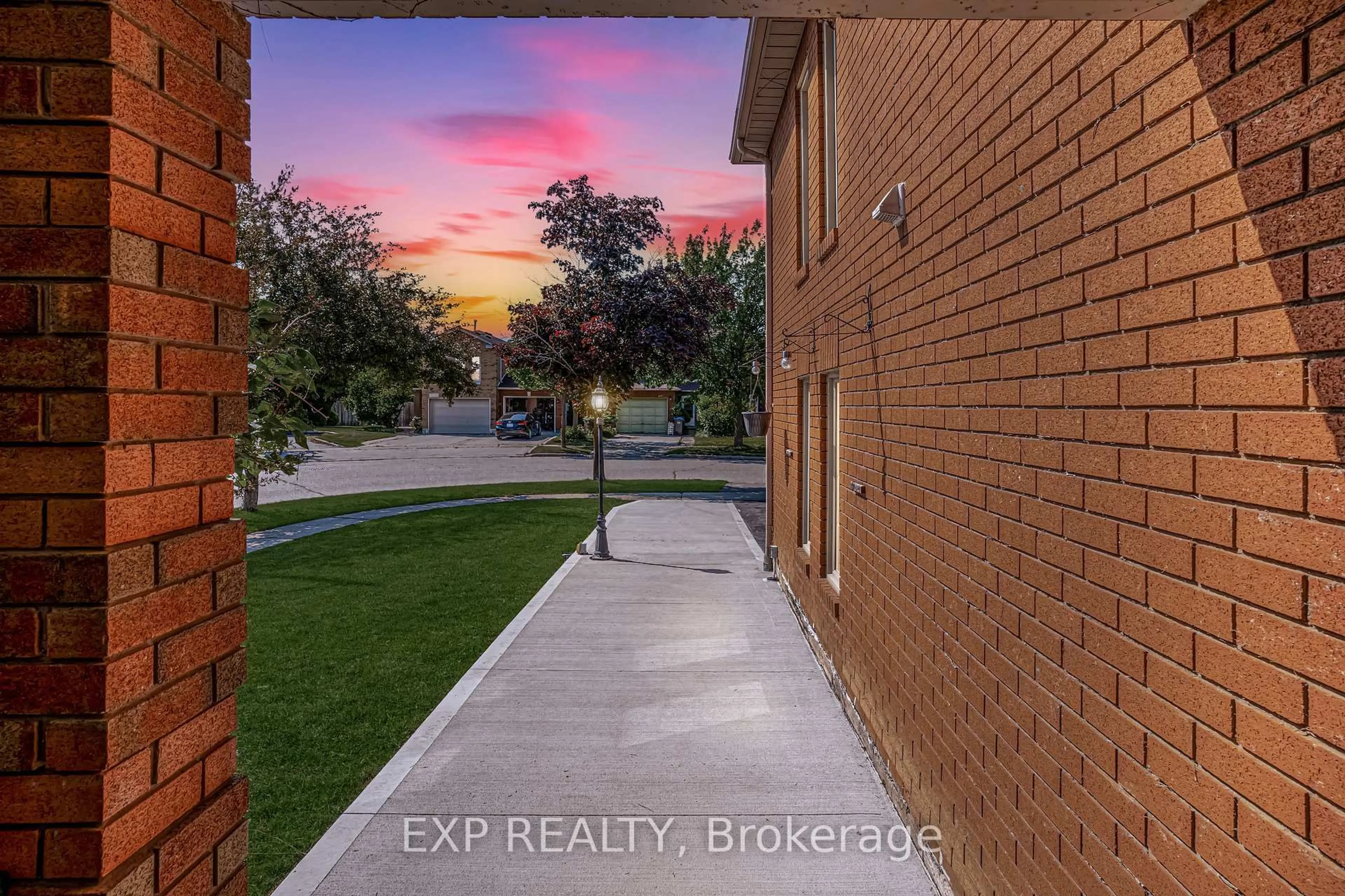 A pic from outside/outdoor area/front of a property/back of a property/a pic from drone, building for 3283 Bobwhite Mews, Mississauga Ontario L5N 6G1