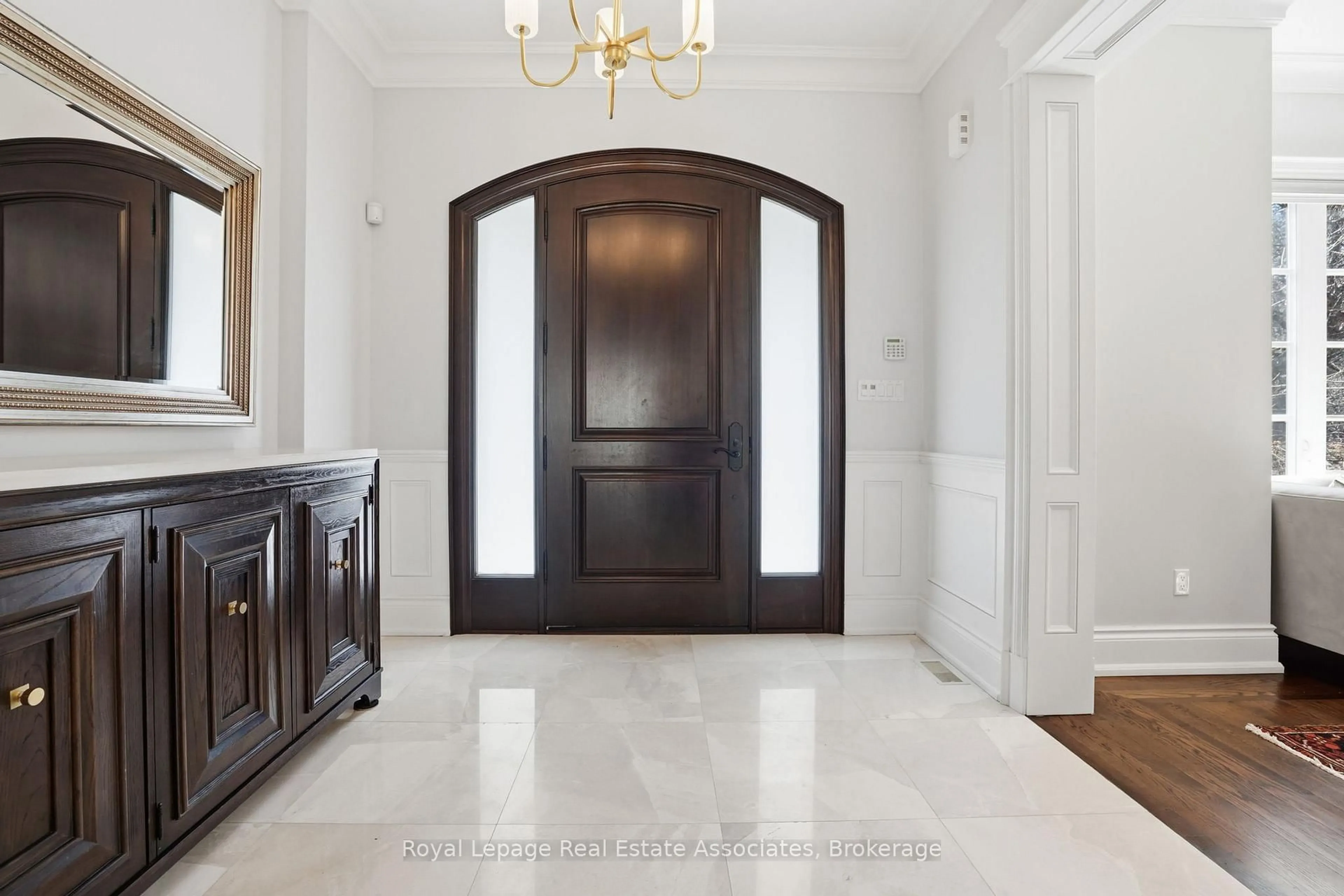 Indoor entryway for 1395 Trotwood Ave, Mississauga Ontario L5G 3Z7