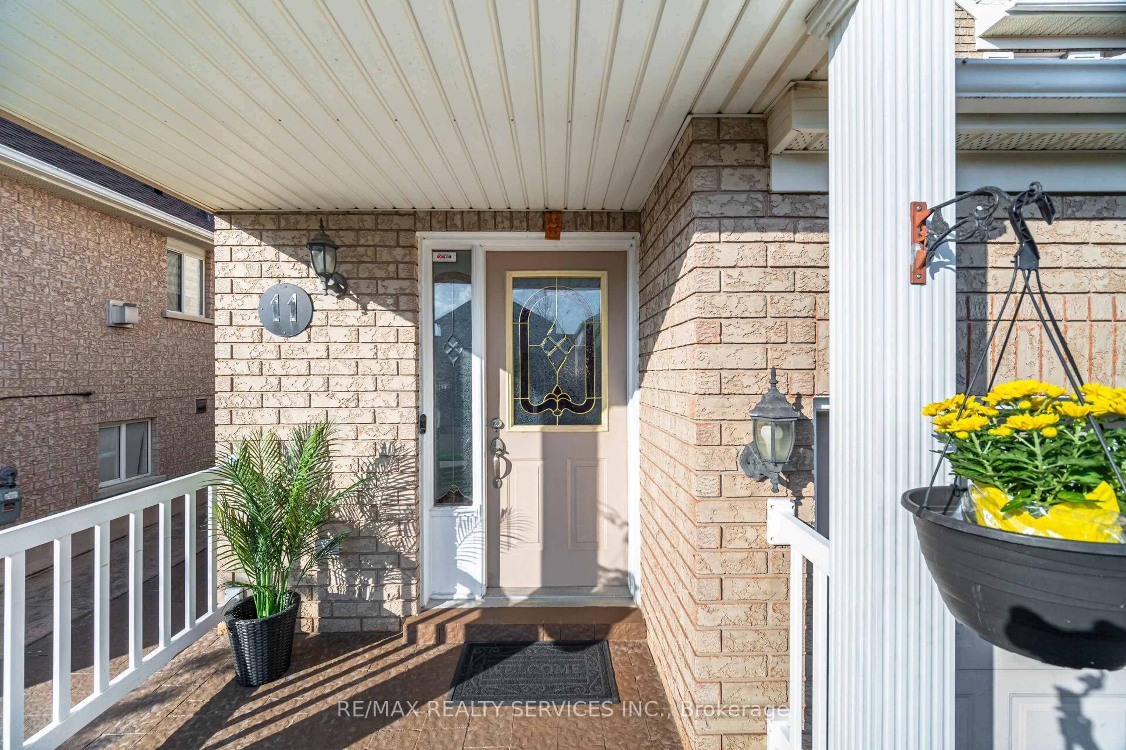 Indoor entryway for 11 Poplar Plains Rd, Brampton Ontario L7A 2E3