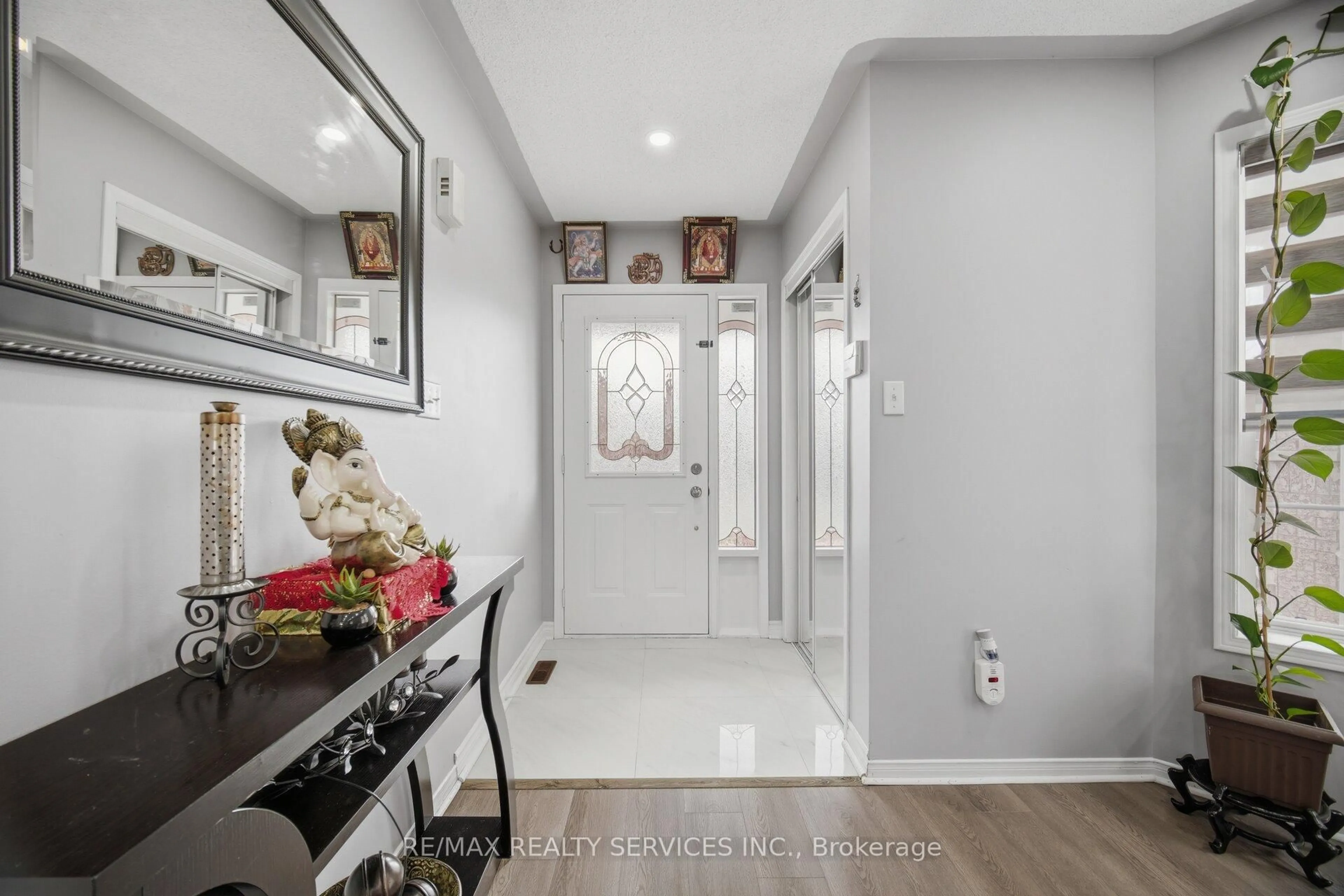 Indoor entryway for 11 Poplar Plains Rd, Brampton Ontario L7A 2E3