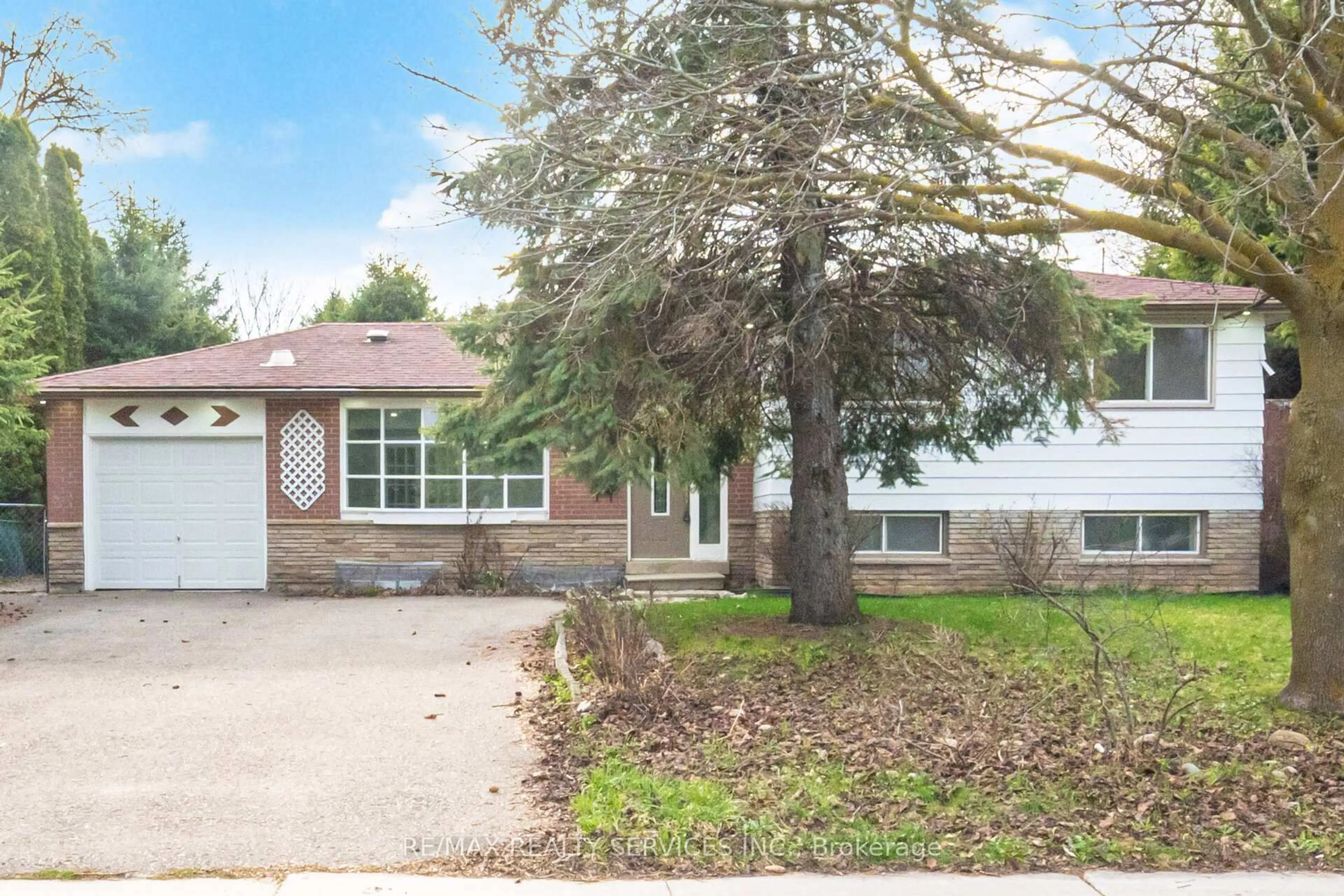 Home with vinyl exterior material, street for 15 Lawrence Ave, Orangeville Ontario L9W 1S5