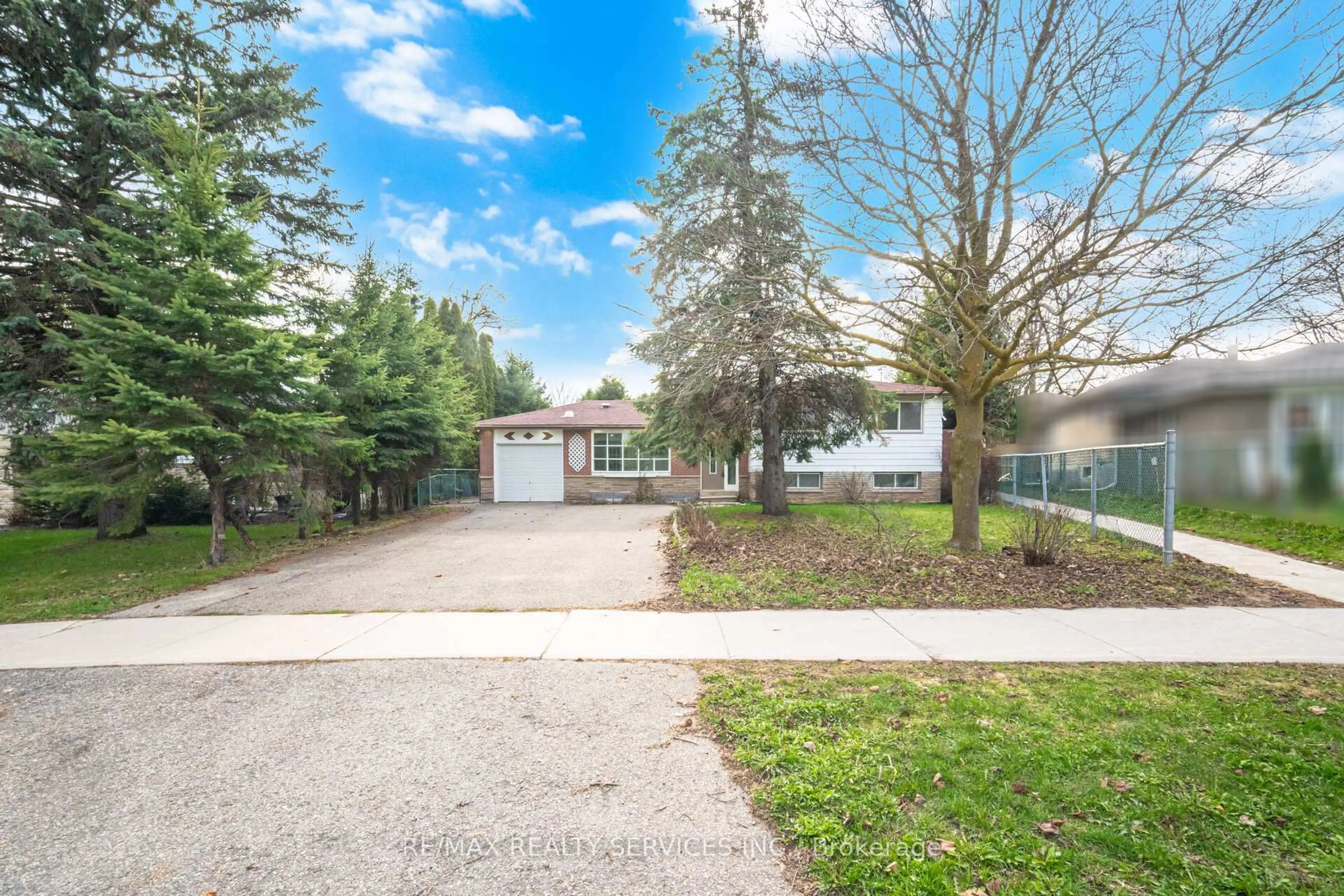 A pic from outside/outdoor area/front of a property/back of a property/a pic from drone, street for 15 Lawrence Ave, Orangeville Ontario L9W 1S5