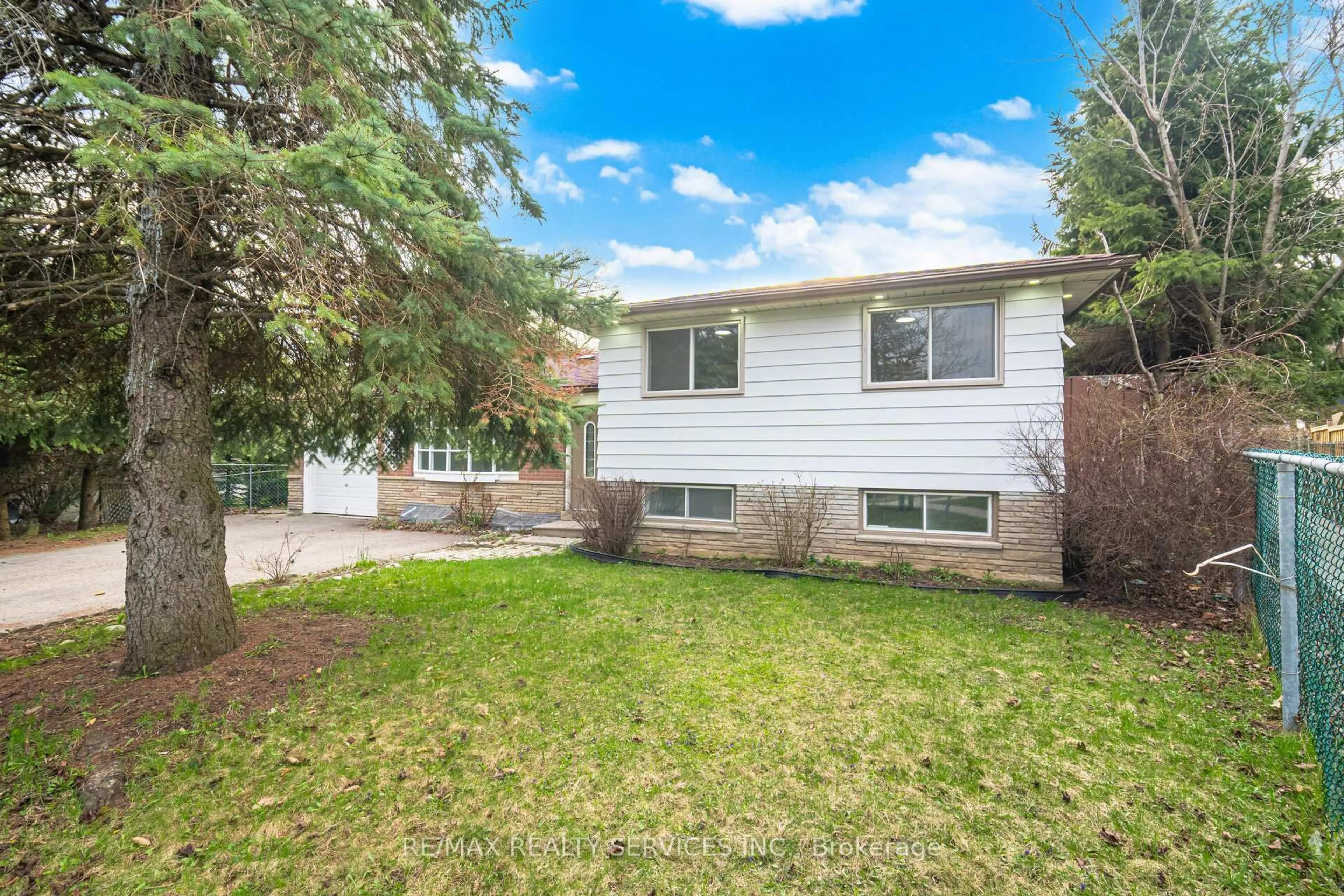 Home with vinyl exterior material, street for 15 Lawrence Ave, Orangeville Ontario L9W 1S5