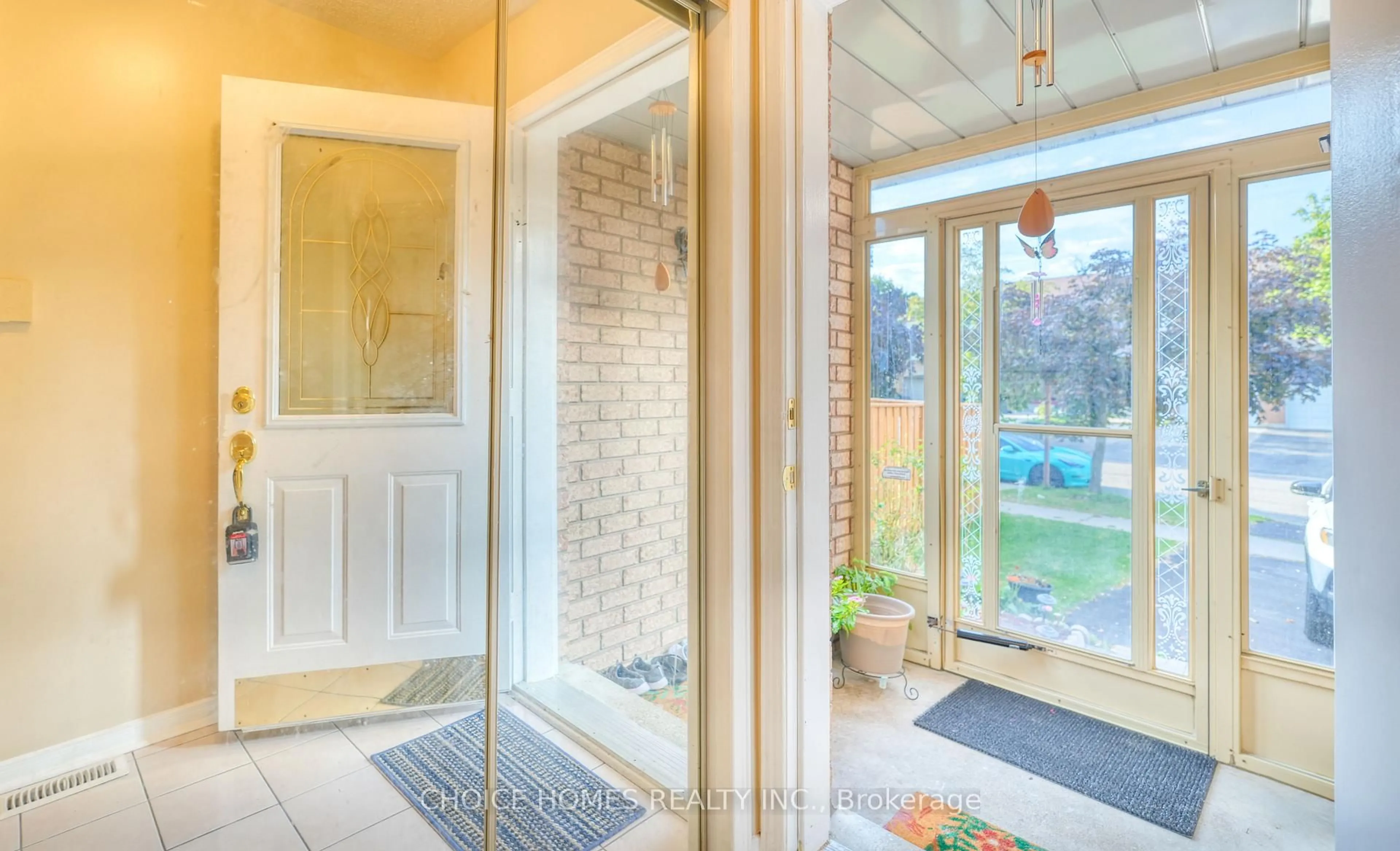 Indoor entryway for 5551 Cosmic Cres, Mississauga Ontario L4Z 3R9