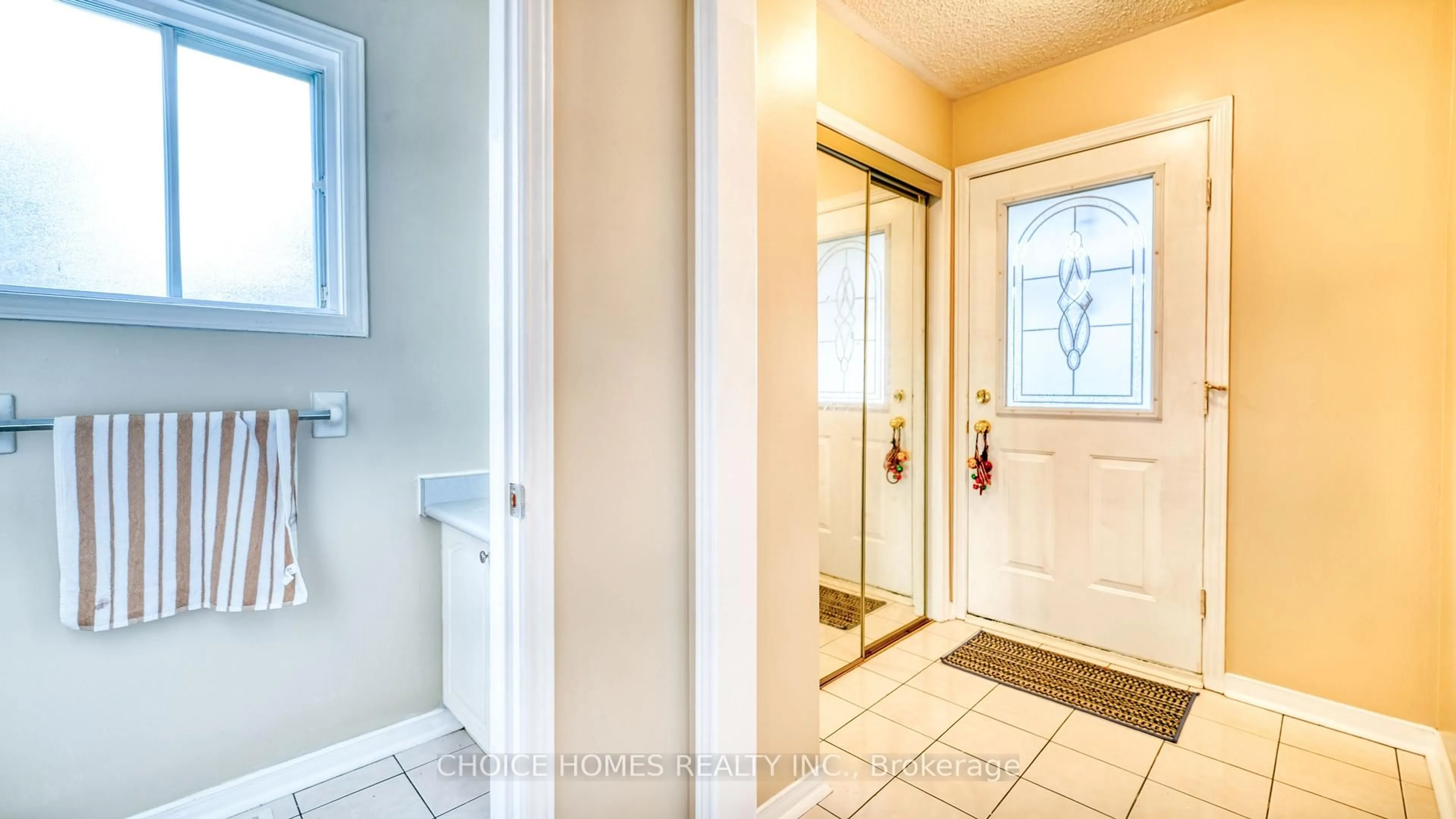 Indoor entryway for 5551 Cosmic Cres, Mississauga Ontario L4Z 3R9