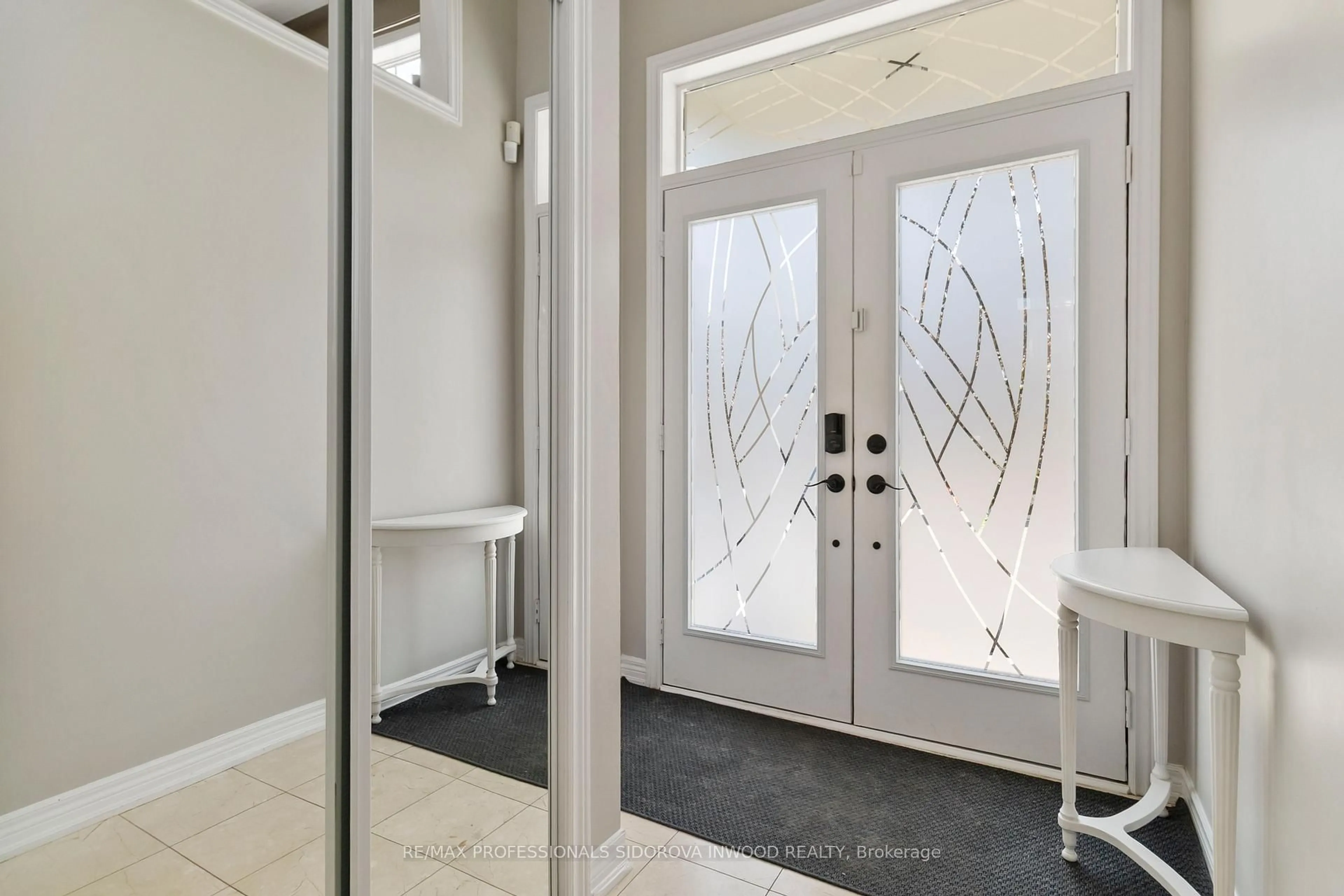 Indoor entryway for 43 Sutcliff Lane, Halton Hills Ontario L7G 0C2