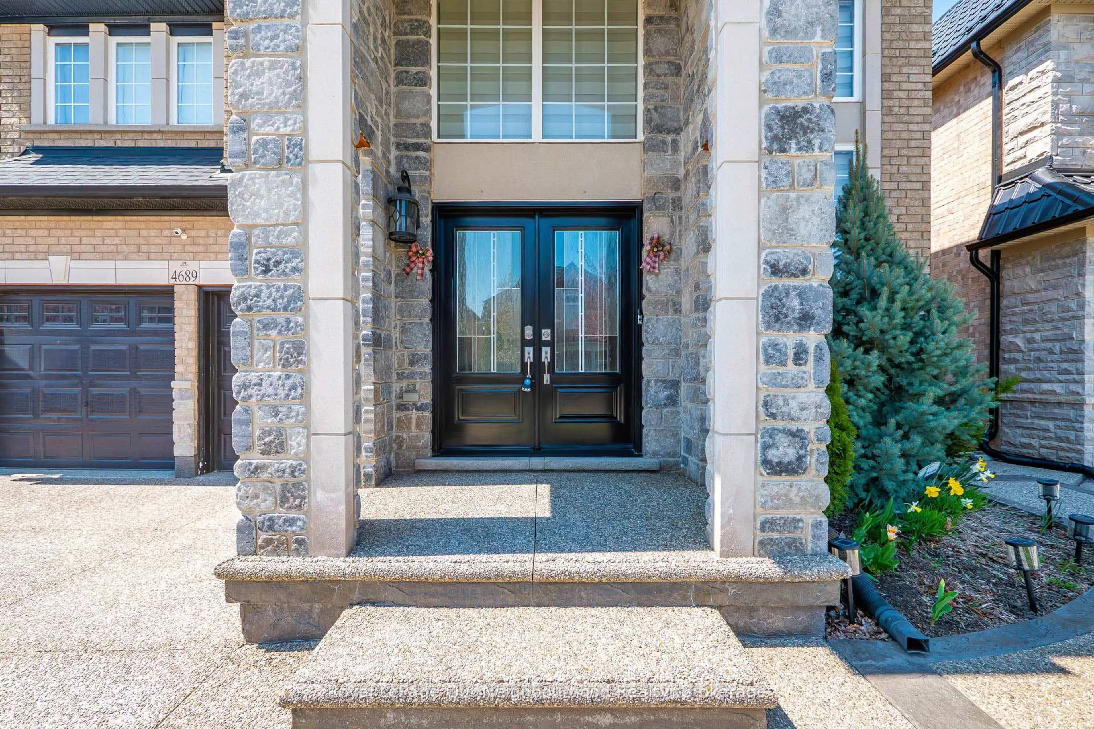 Indoor entryway for 4689 Leanna Heights Rd, Burlington Ontario L7M 0G3