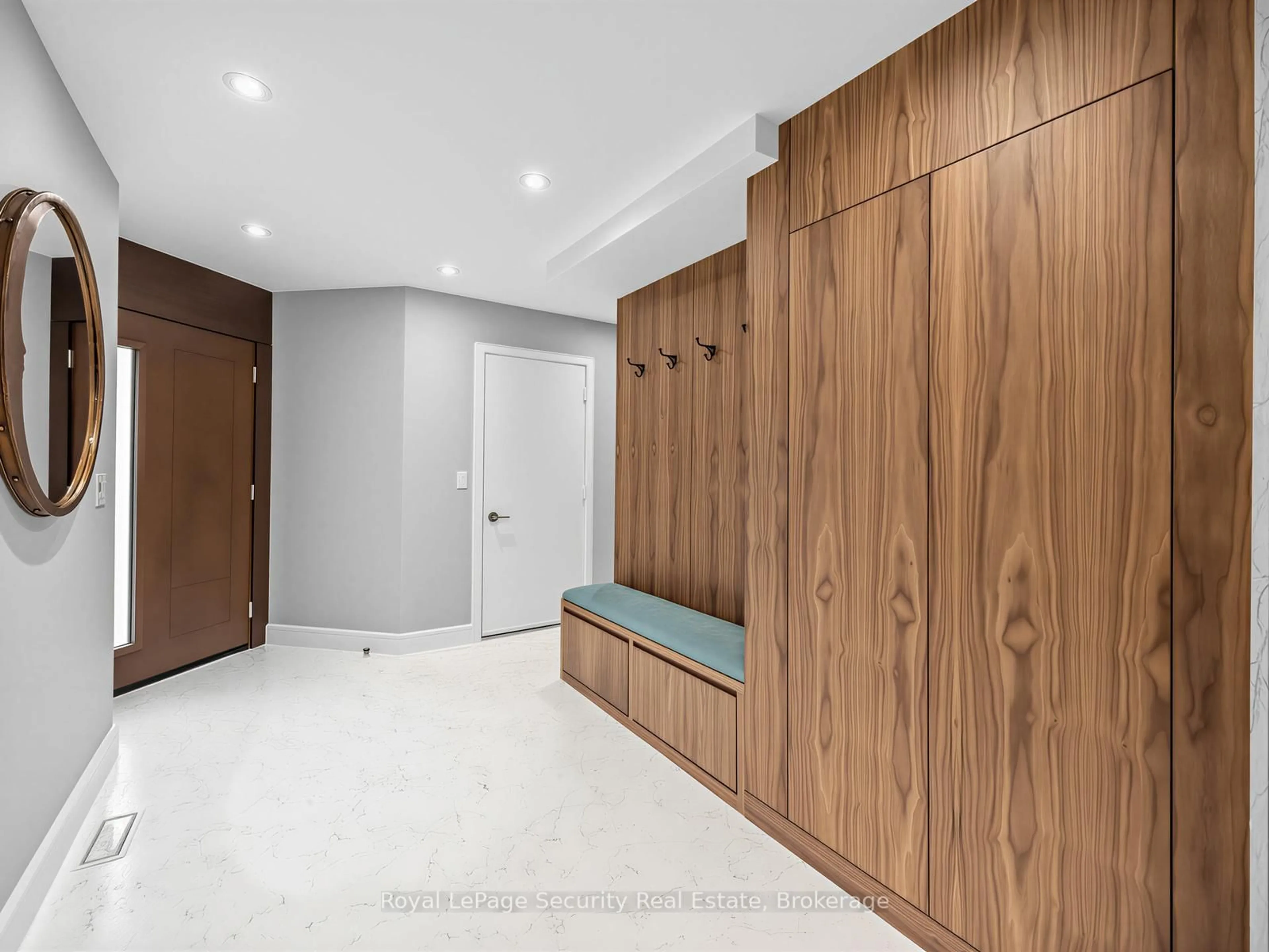 Indoor foyer for 14 Jeremy Pl, Brampton Ontario L6S 5K6