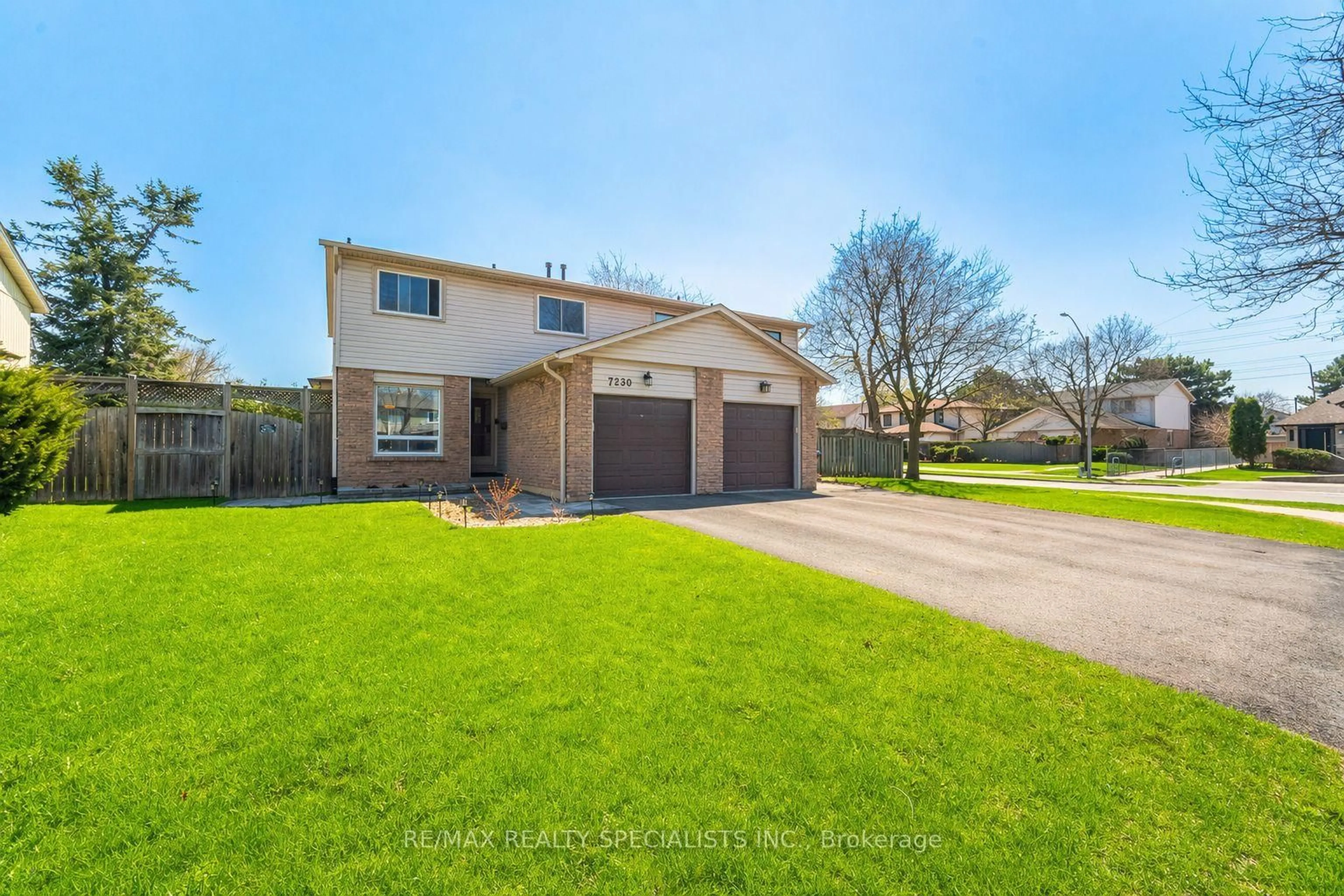 A pic from outside/outdoor area/front of a property/back of a property/a pic from drone, street for 7230 Bendigo Circ, Mississauga Ontario L5N 1Z5