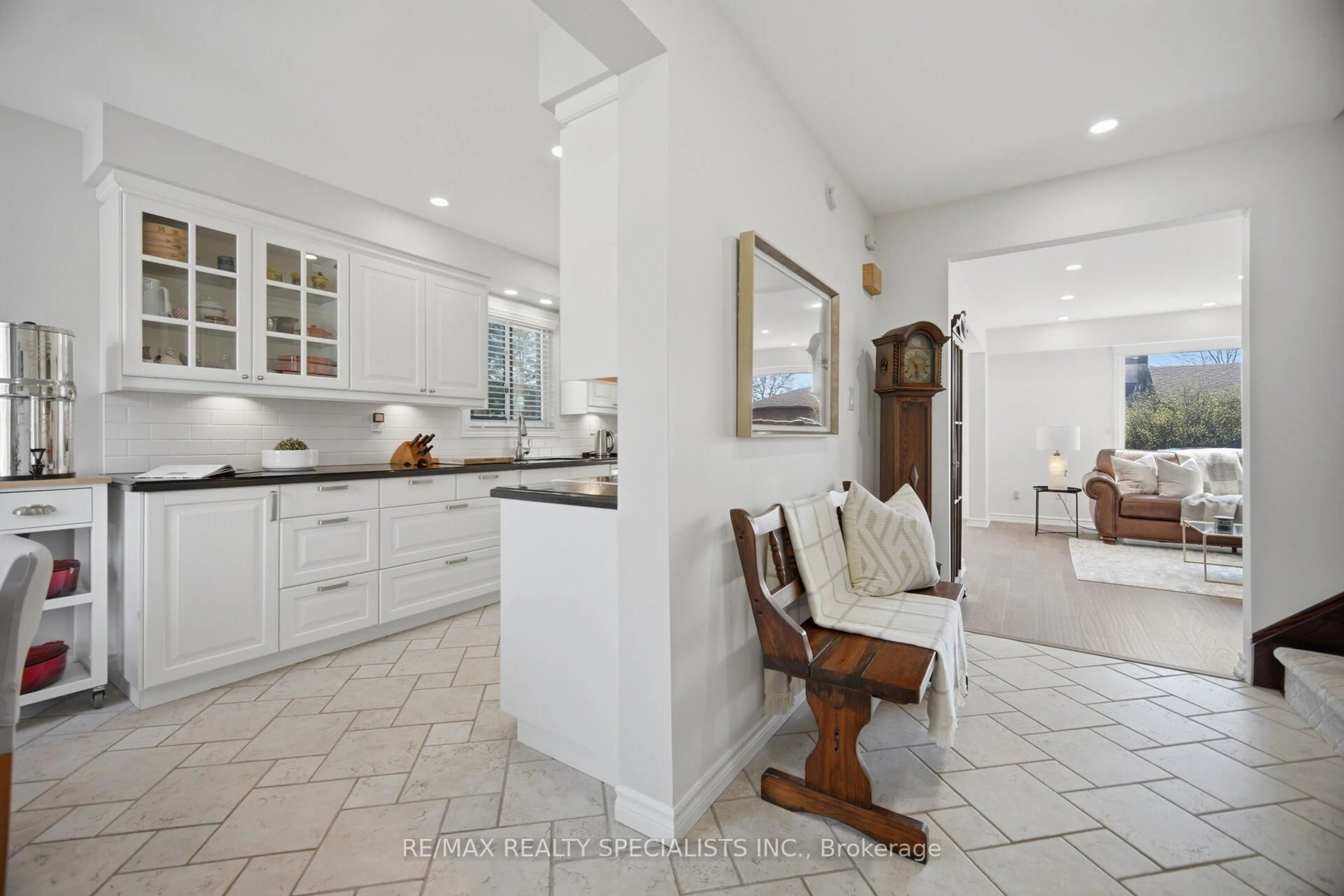 Open concept kitchen, ceramic/tile floor for 7230 Bendigo Circ, Mississauga Ontario L5N 1Z5