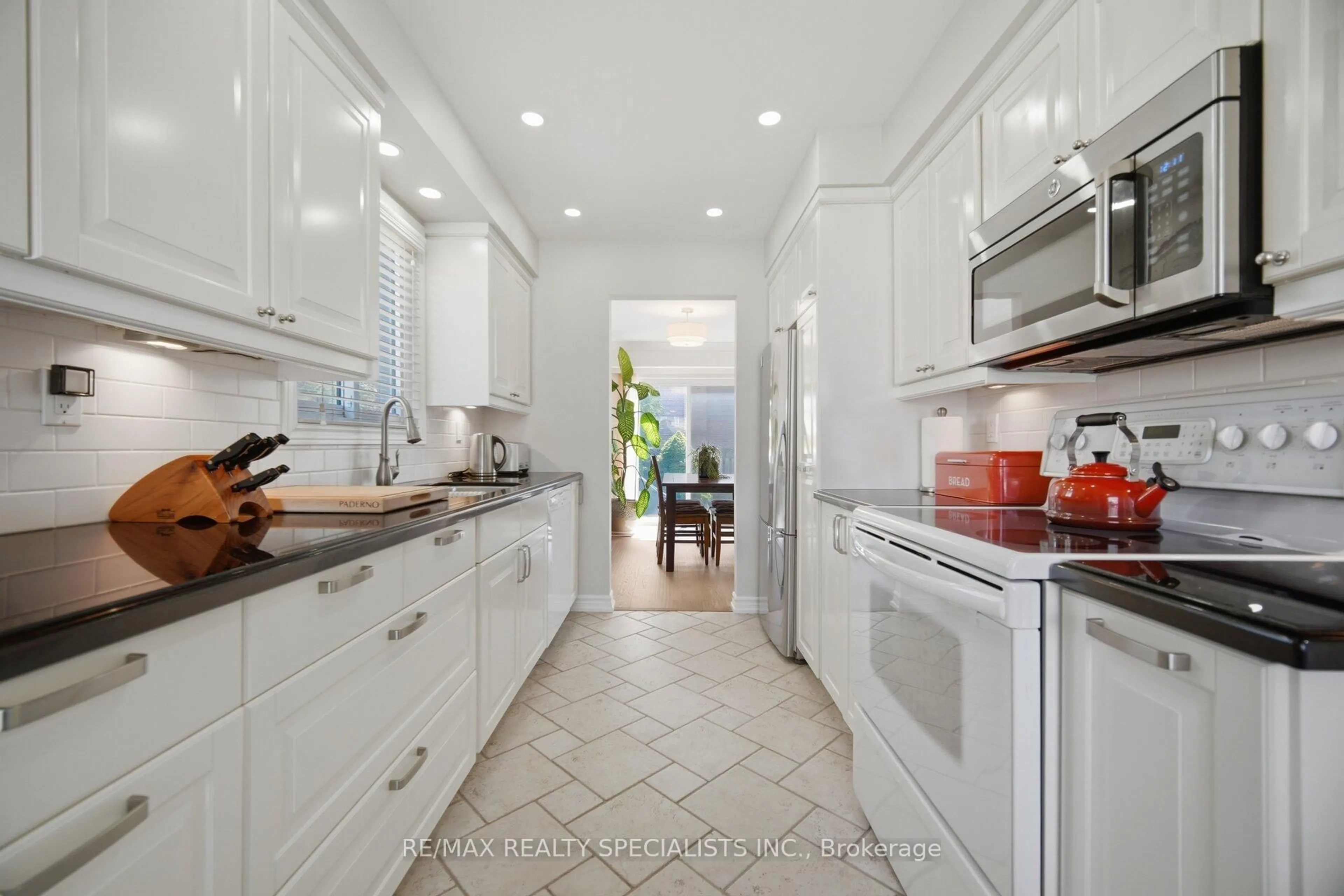 Contemporary kitchen, ceramic/tile floor for 7230 Bendigo Circ, Mississauga Ontario L5N 1Z5