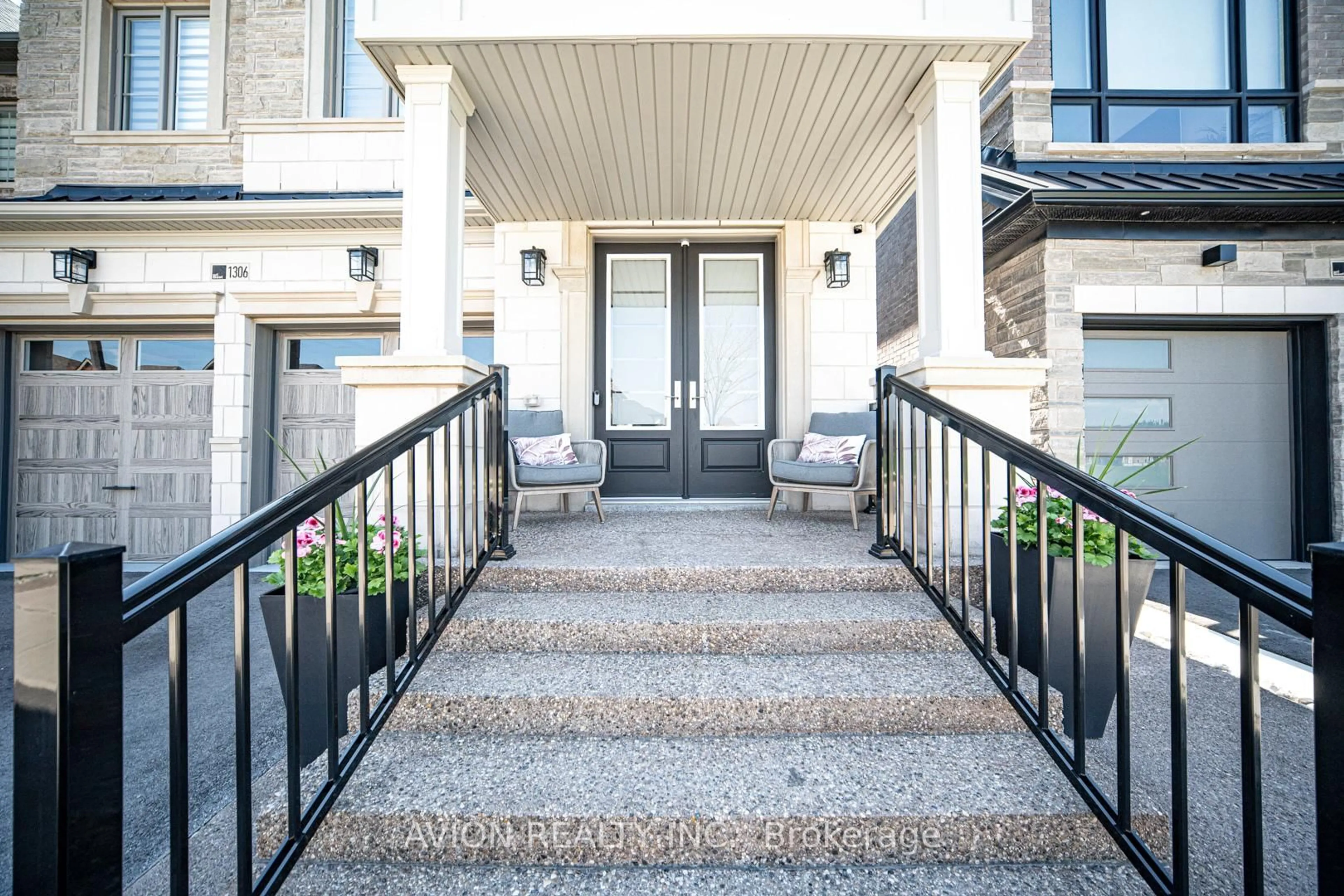 Indoor entryway for 1306 Felicity Gdns, Oakville Ontario L6M 5L6