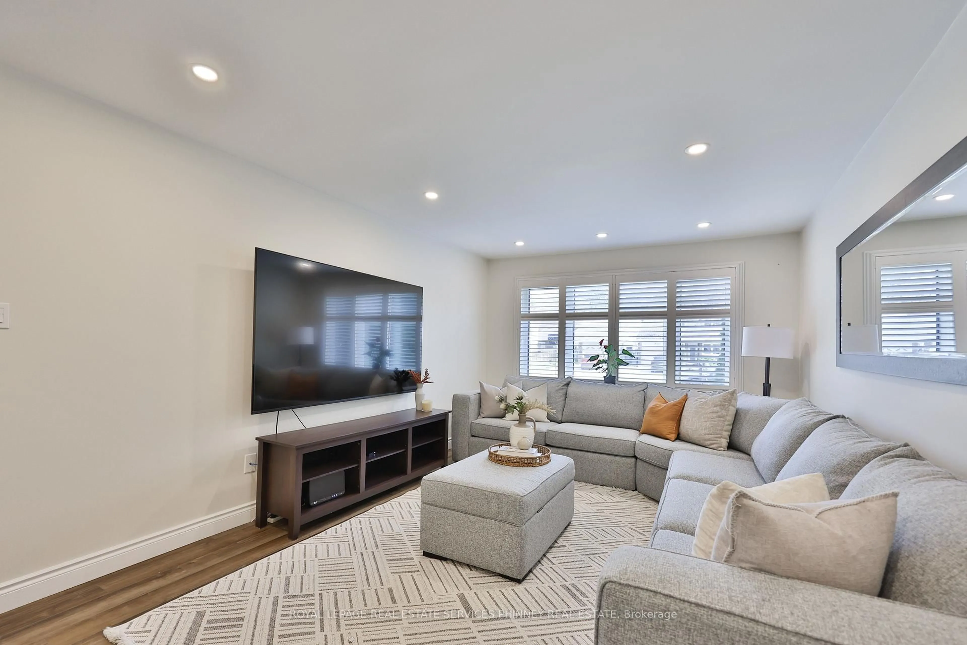 Living room with furniture, unknown for 2531 Mainroyal St, Mississauga Ontario L5L 1E1