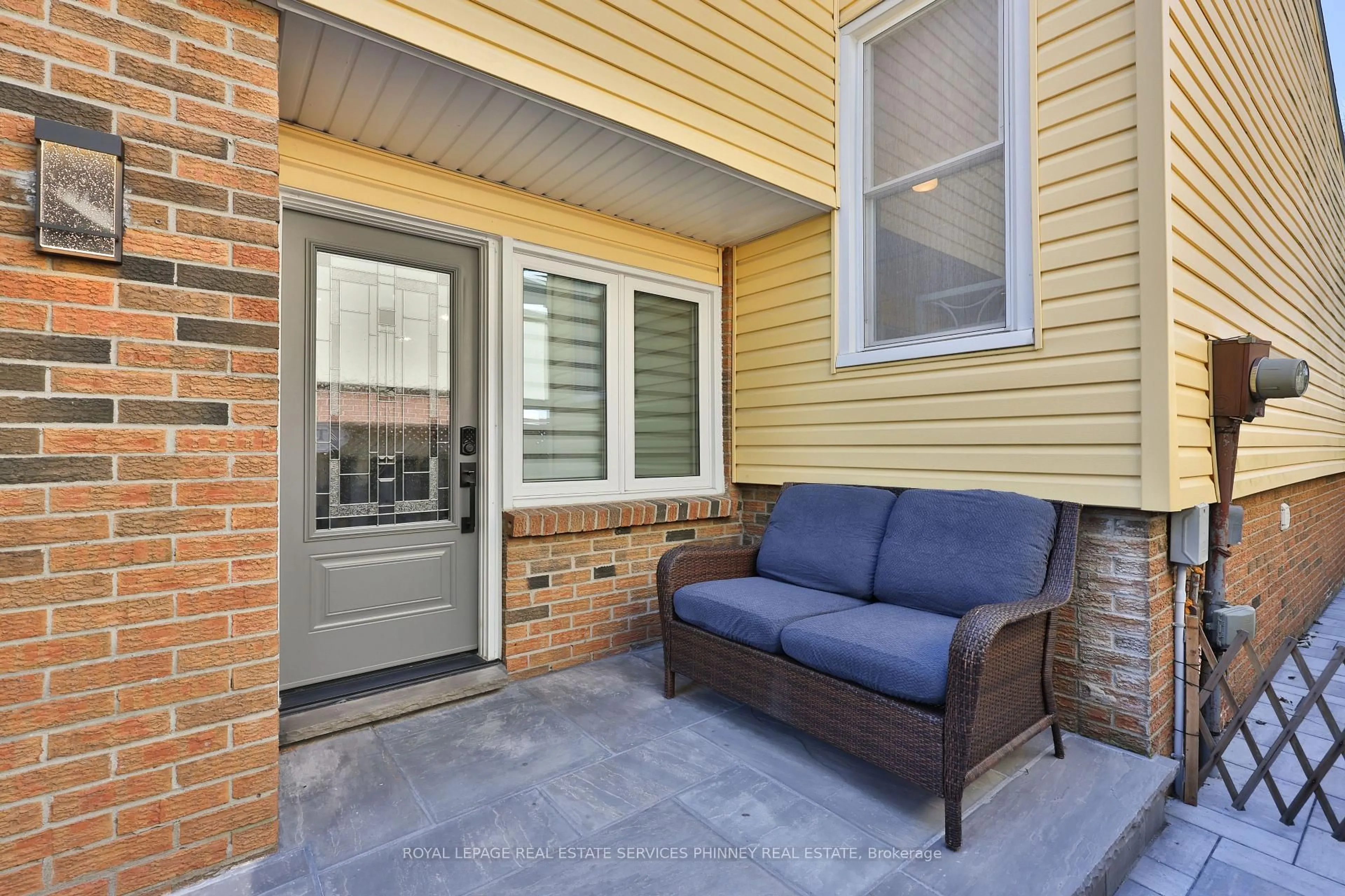 Patio, street for 2531 Mainroyal St, Mississauga Ontario L5L 1E1